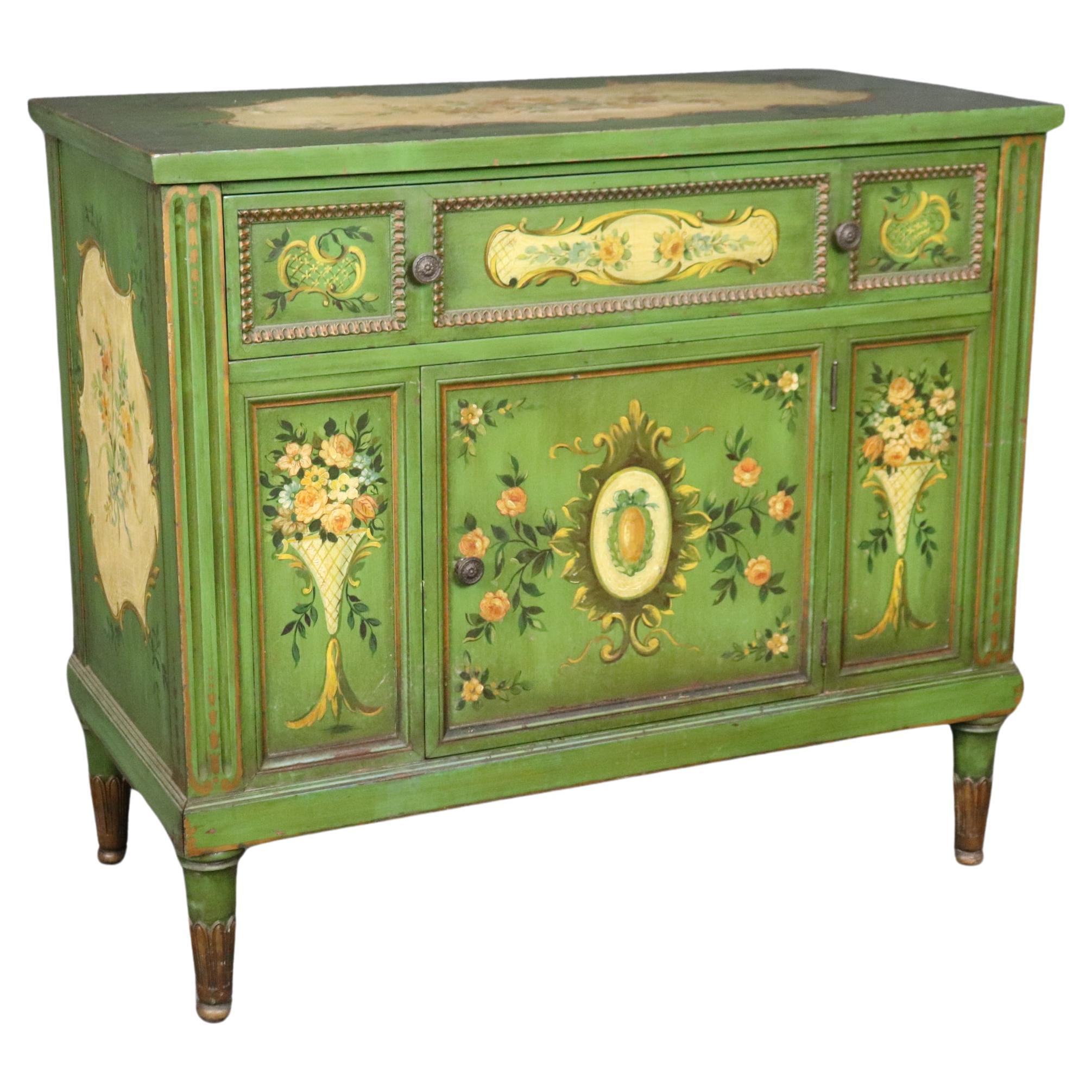 Commode de style vénitien décorée de peinture florale verte en vente