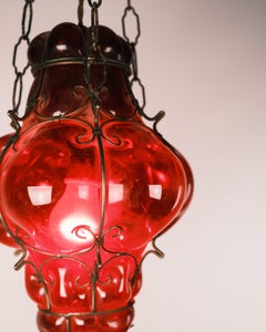 Pendentif grille/lanterne de style vénitien en verre rouge rubis des années 1950