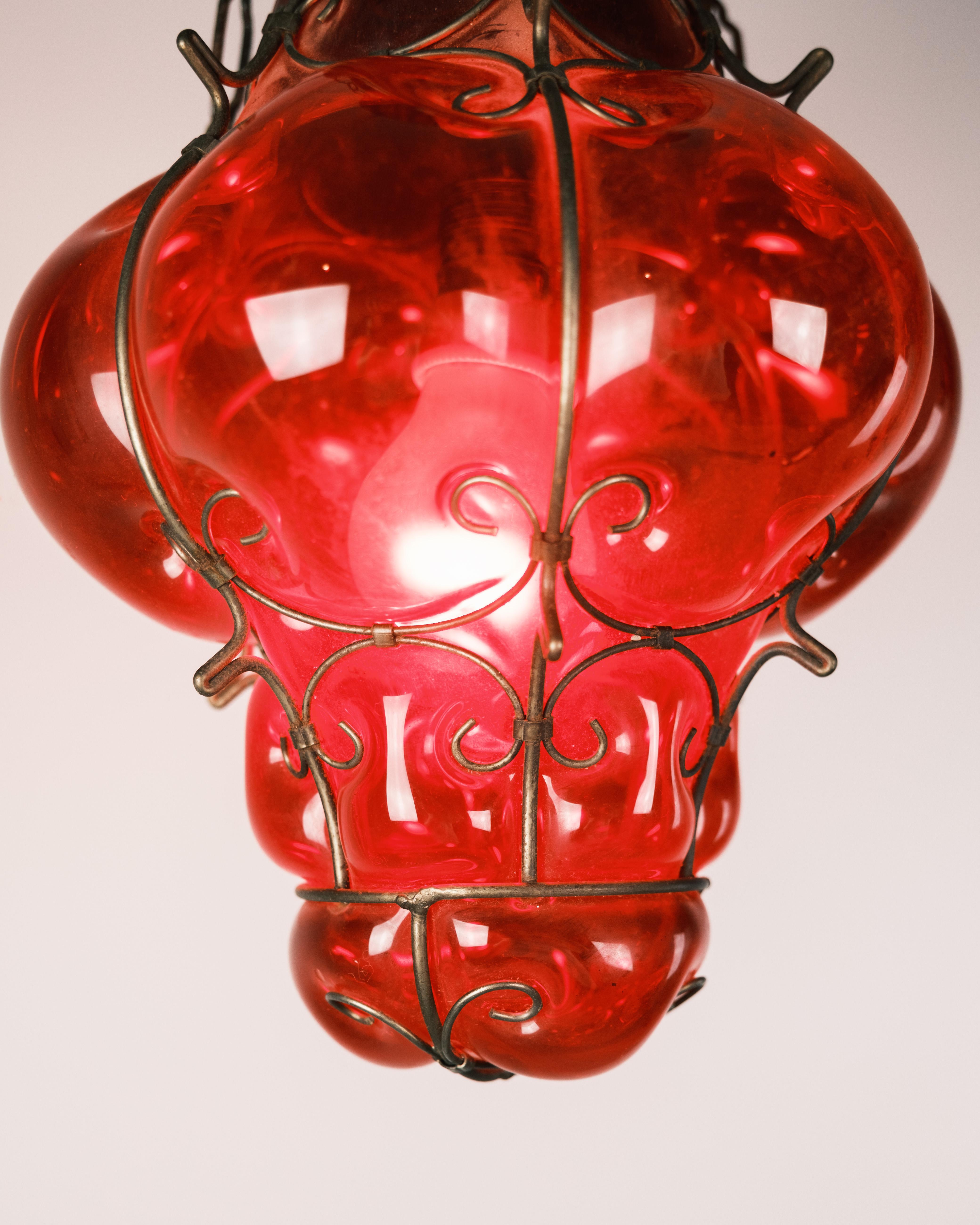 Colgante farol/rejilla estilo veneciano de cristal rojo rubí de los años 50 Inglés en venta