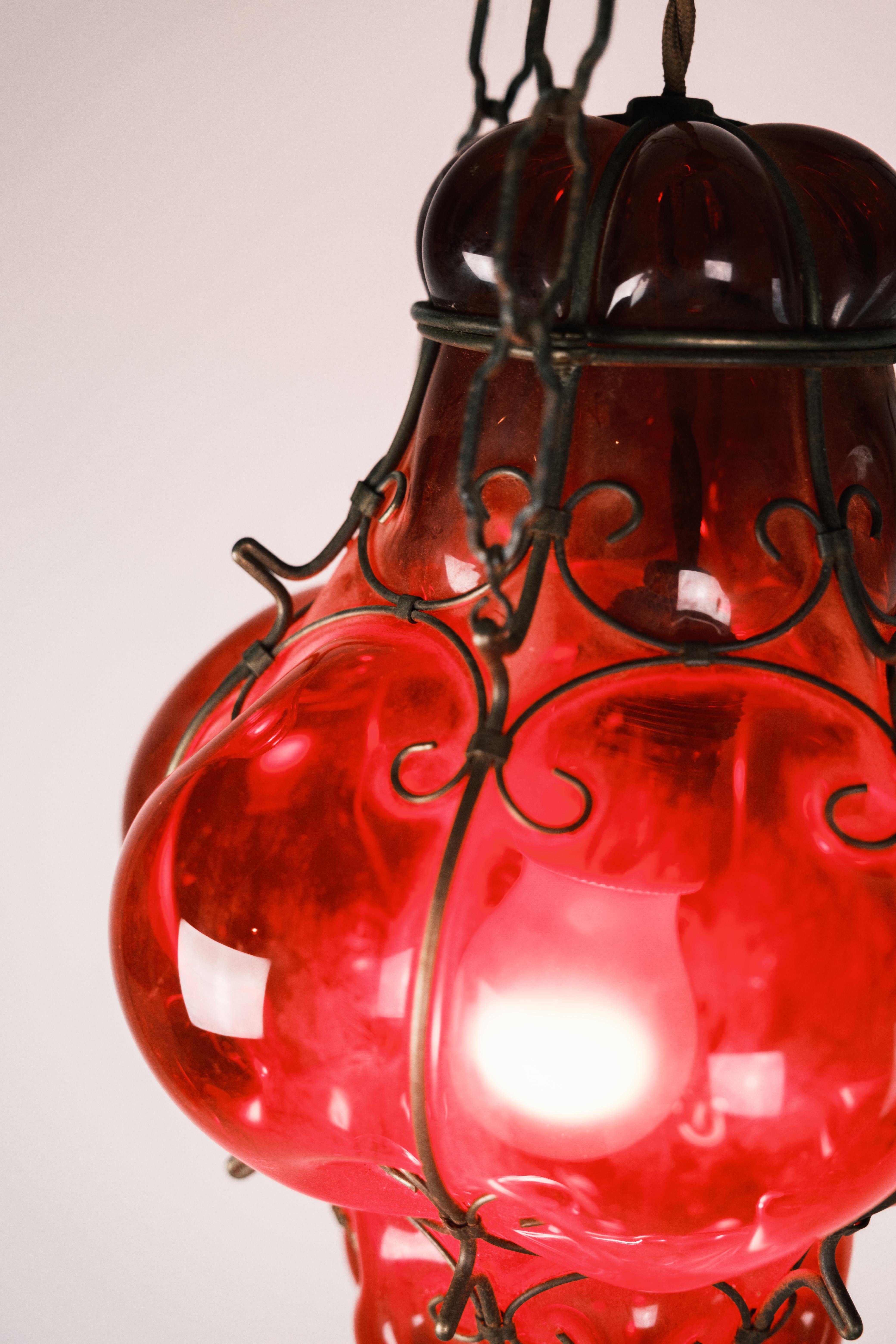 Colgante farol/rejilla estilo veneciano de cristal rojo rubí de los años 50 mediados del siglo XX en venta