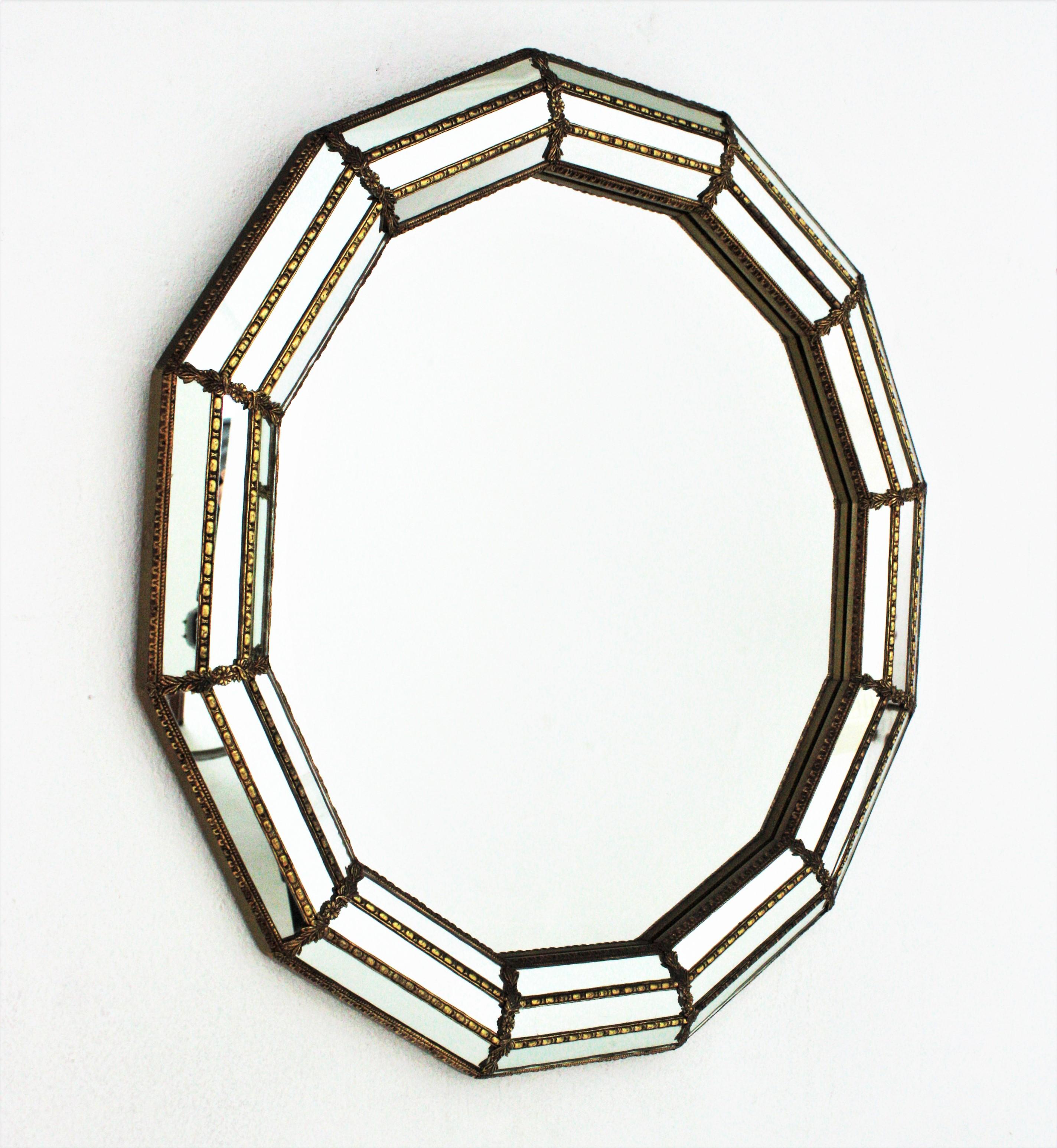 Runder venezianischer Modern-Spiegel mit Messingdetails (Hollywood Regency) im Angebot