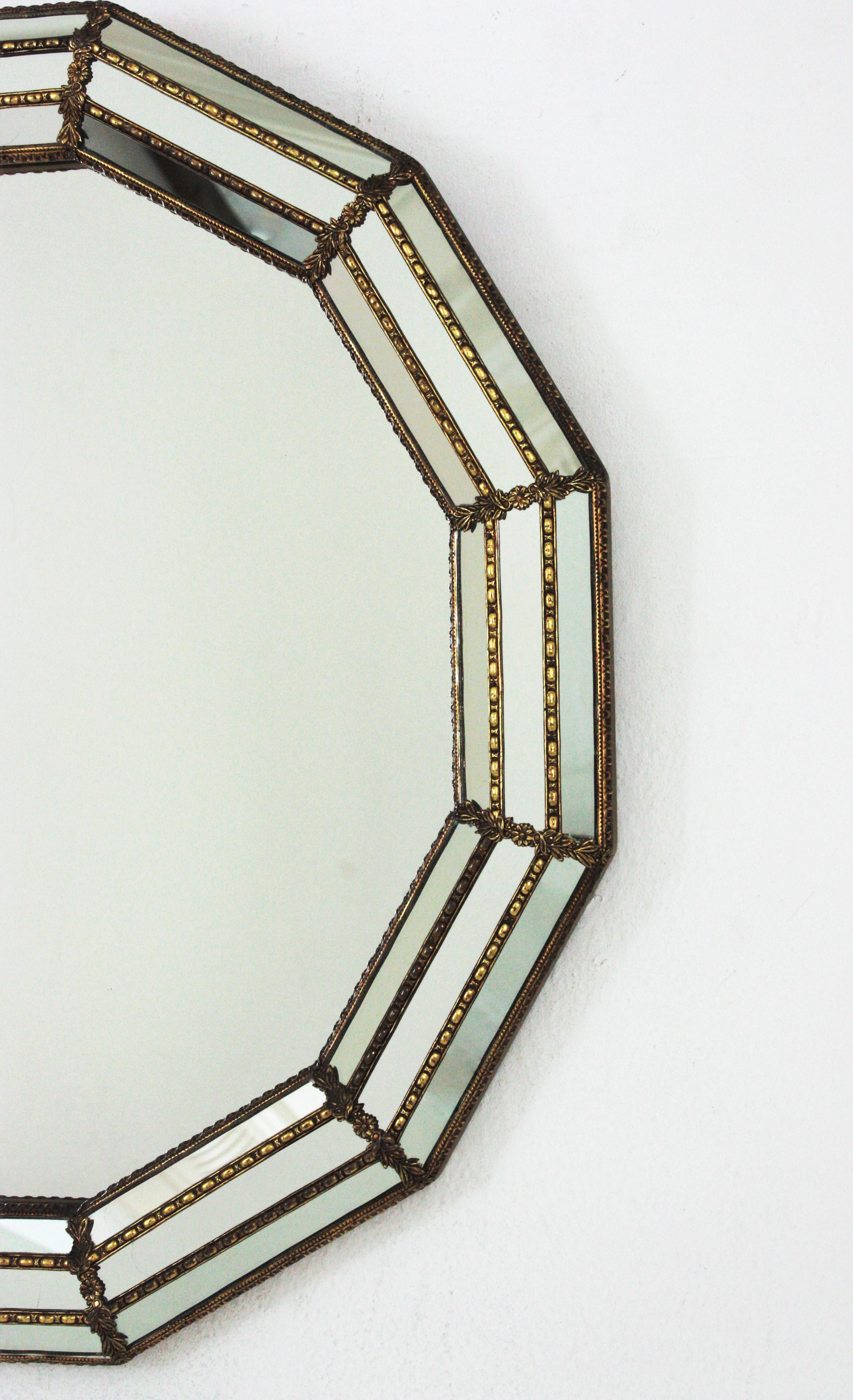 Runder venezianischer Modern-Spiegel mit Messingdetails im Zustand „Gut“ im Angebot in Barcelona, ES