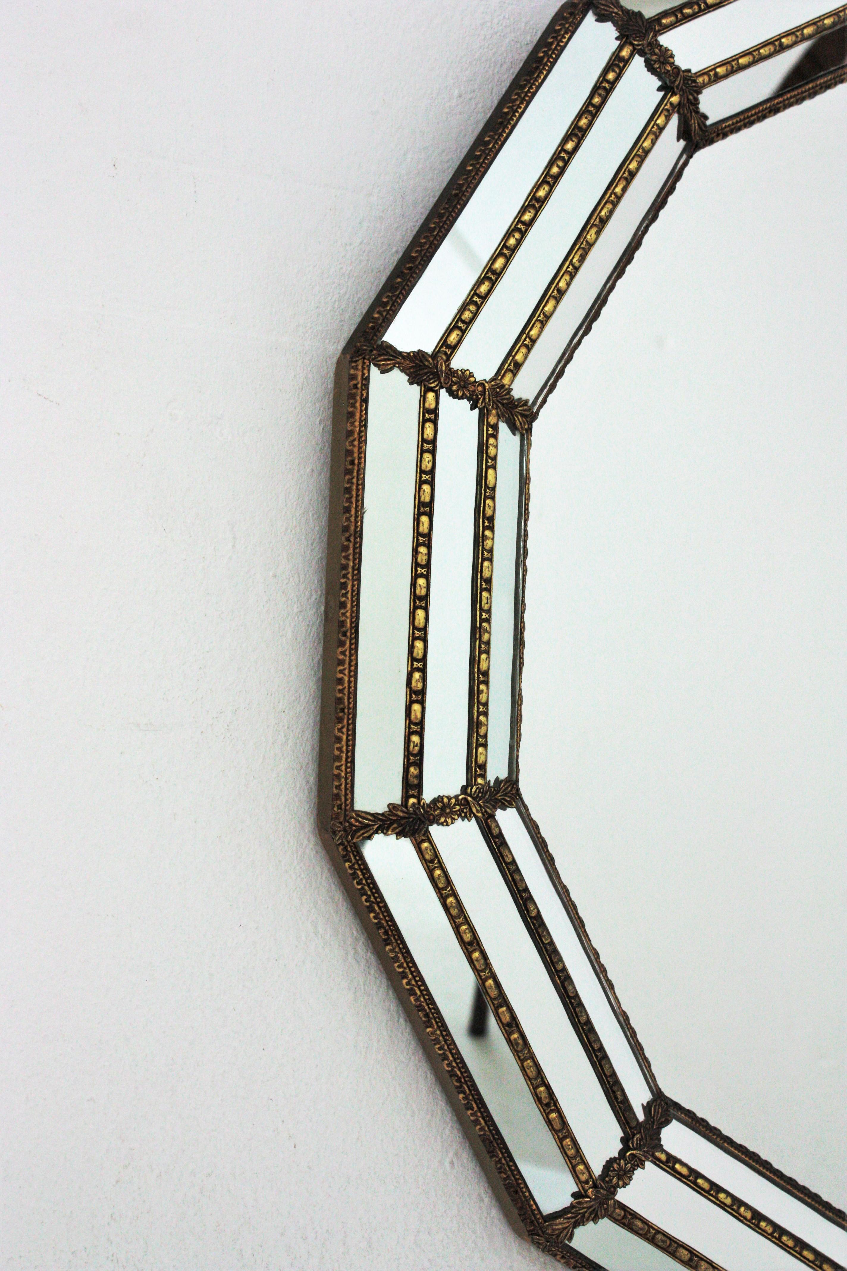 Runder venezianischer Modern-Spiegel mit Messingdetails (Metall) im Angebot