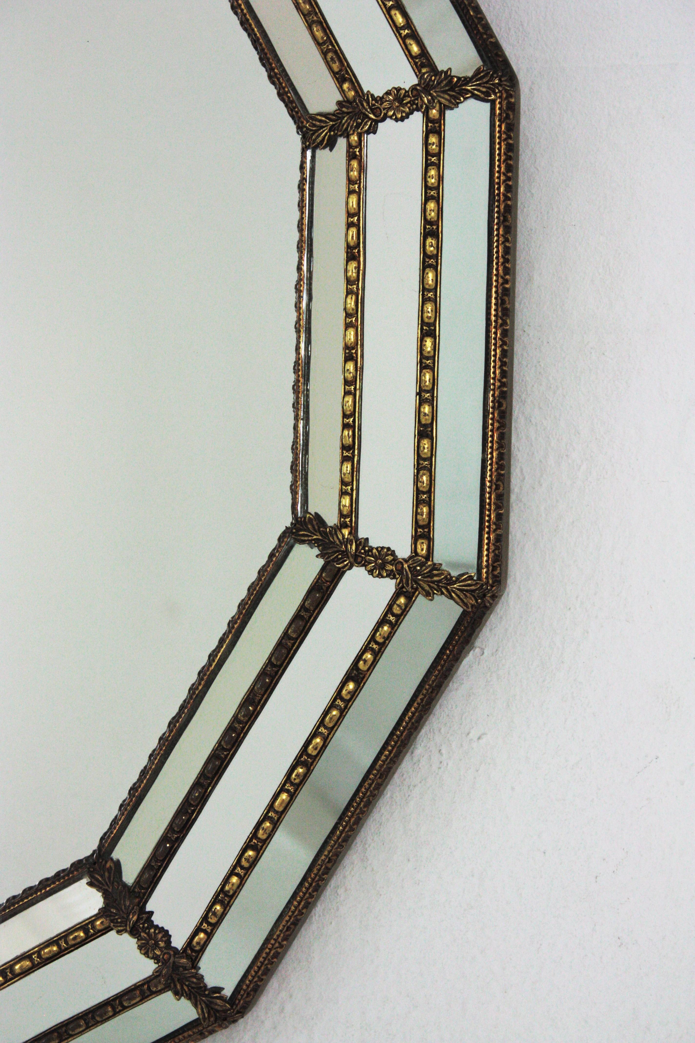 Runder venezianischer Modern-Spiegel mit Messingdetails im Angebot 1