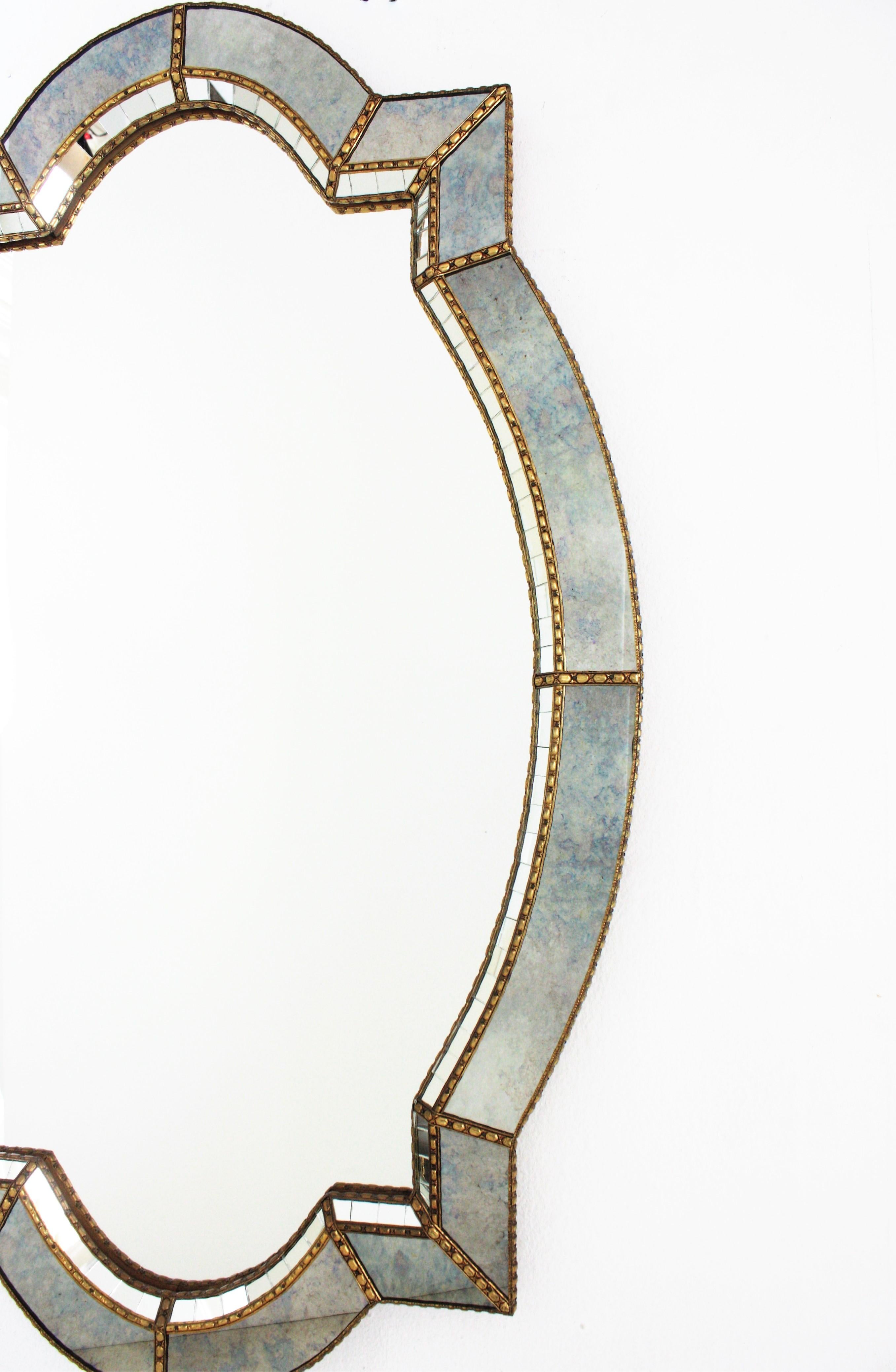 Großer Spiegel im venezianischen Stil mit blauem Glas und Messingrahmen, 1960er Jahre (Metall) im Angebot