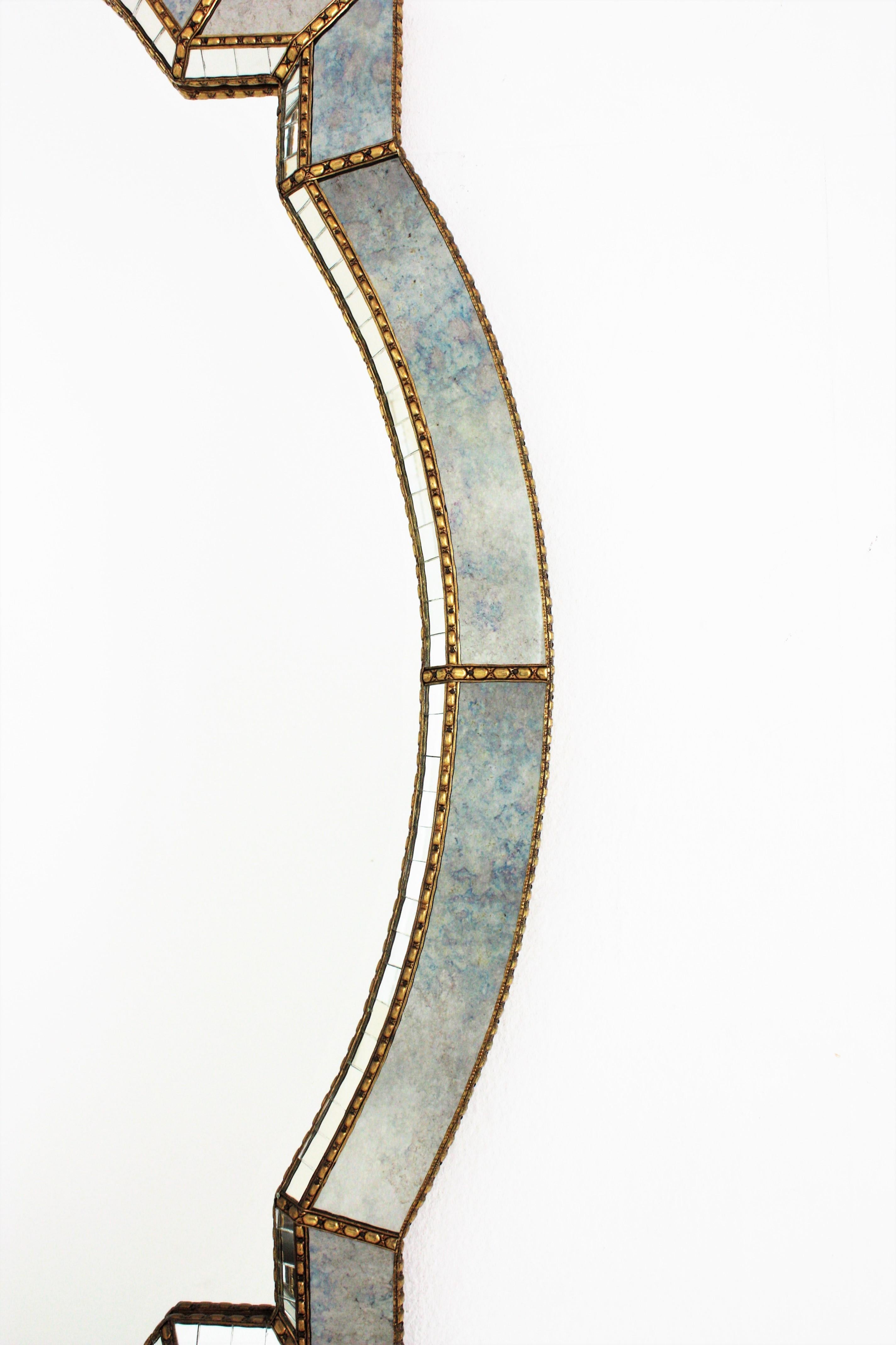Großer Spiegel im venezianischen Stil mit blauem Glas und Messingrahmen, 1960er Jahre im Angebot 1