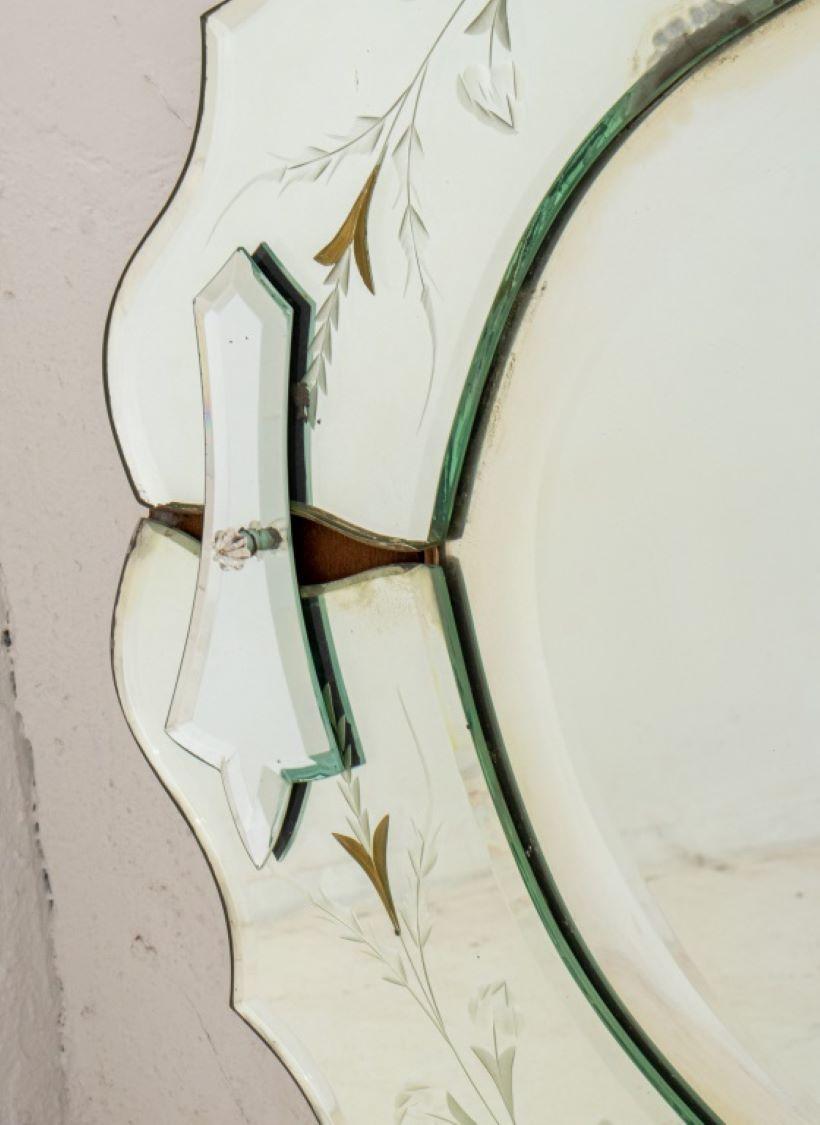 Milieu du XXe siècle Miroir mural ovale gravé de style vénitien en vente