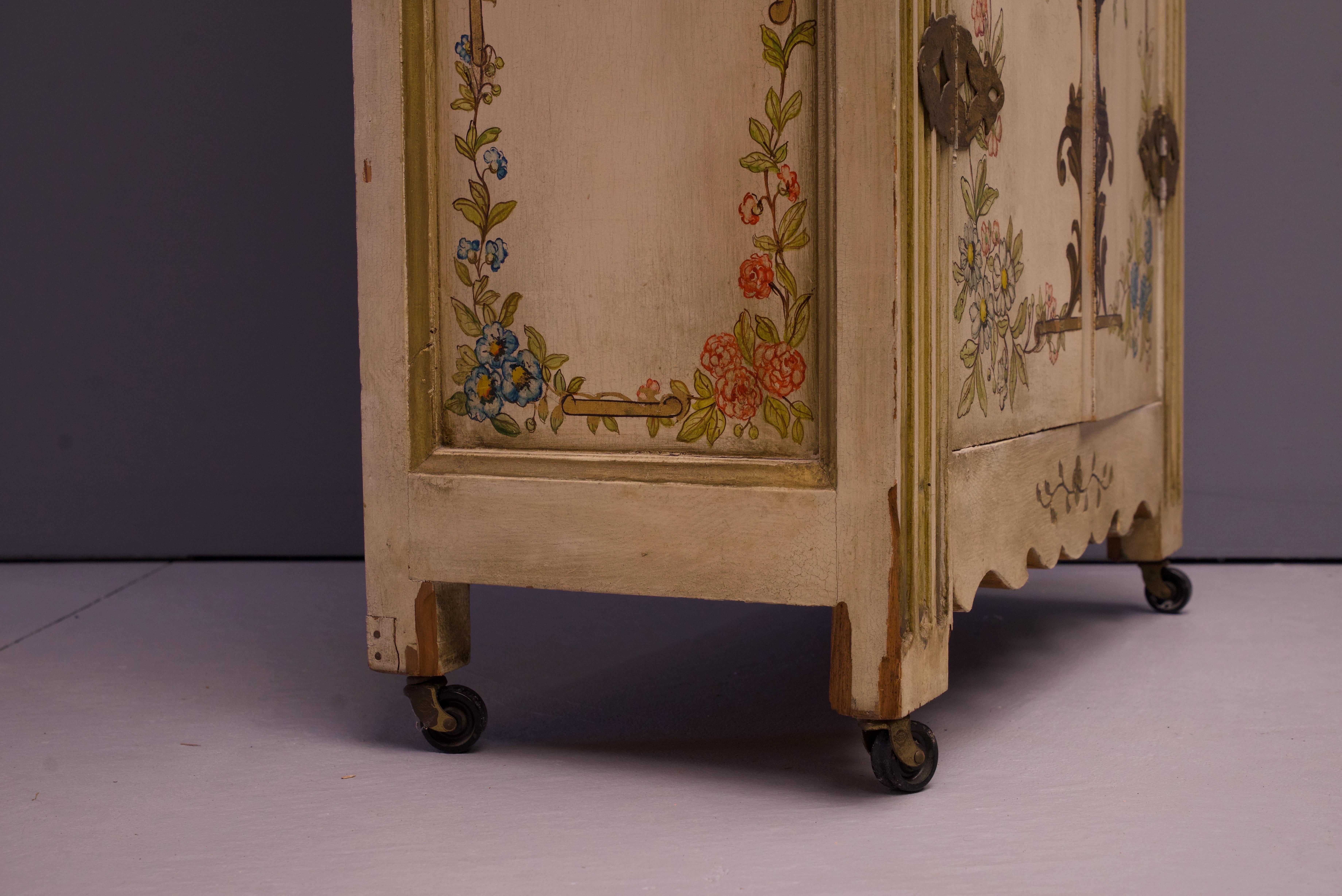 Armadio dipinto in stile veneziano Vintage in vendita 2