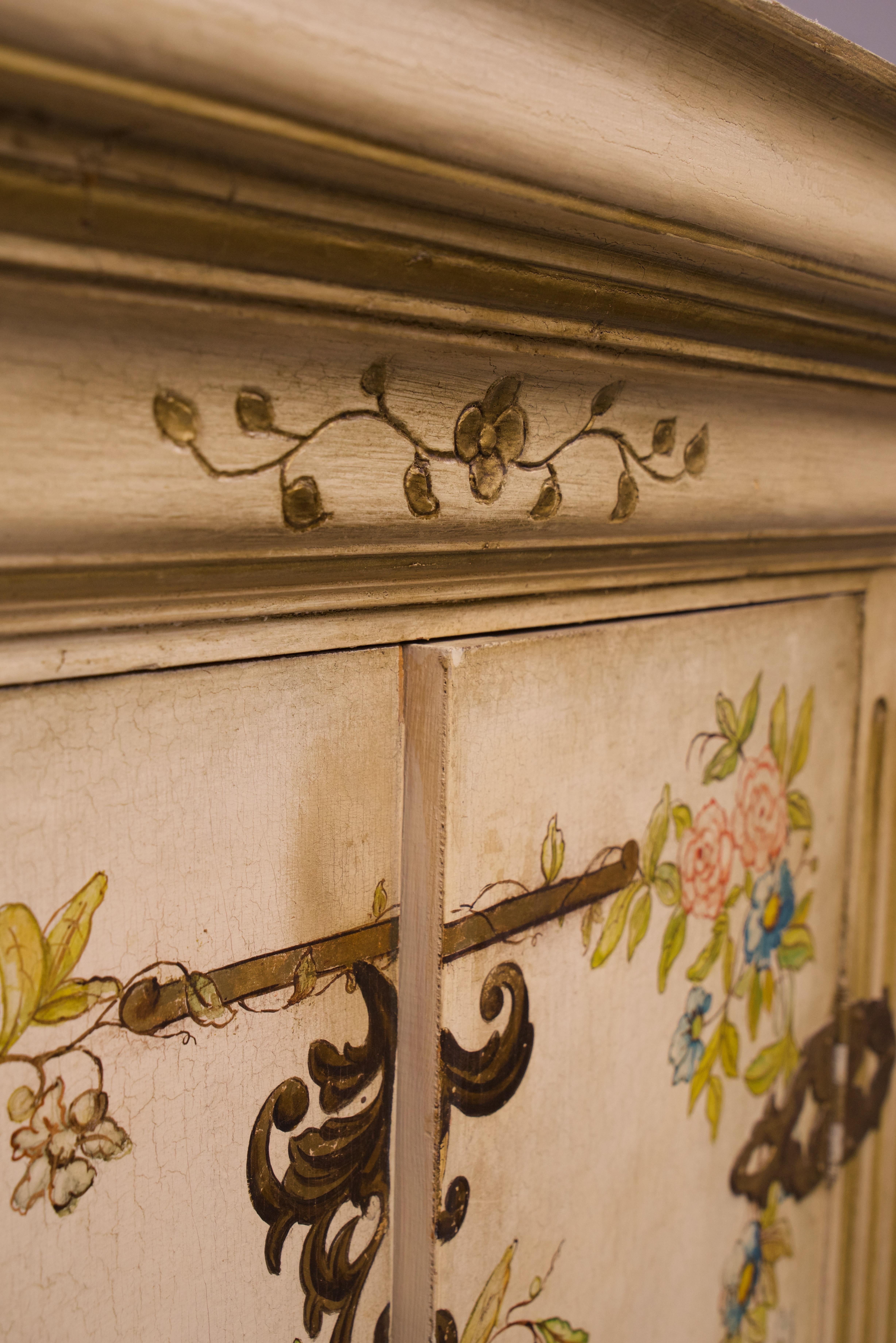 Armadio dipinto in stile veneziano Vintage in vendita 3