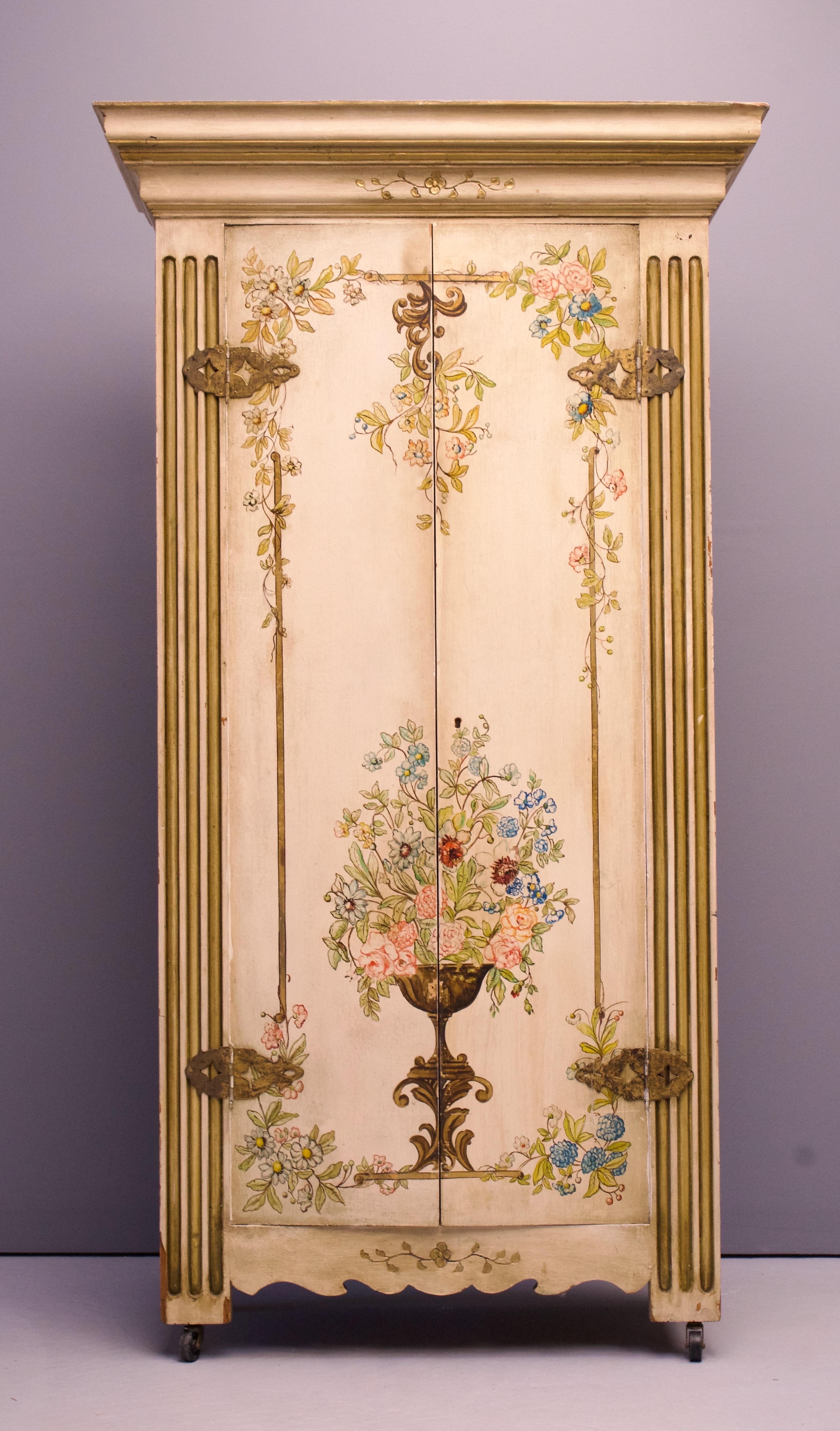 Metà XX secolo Armadio dipinto in stile veneziano Vintage in vendita