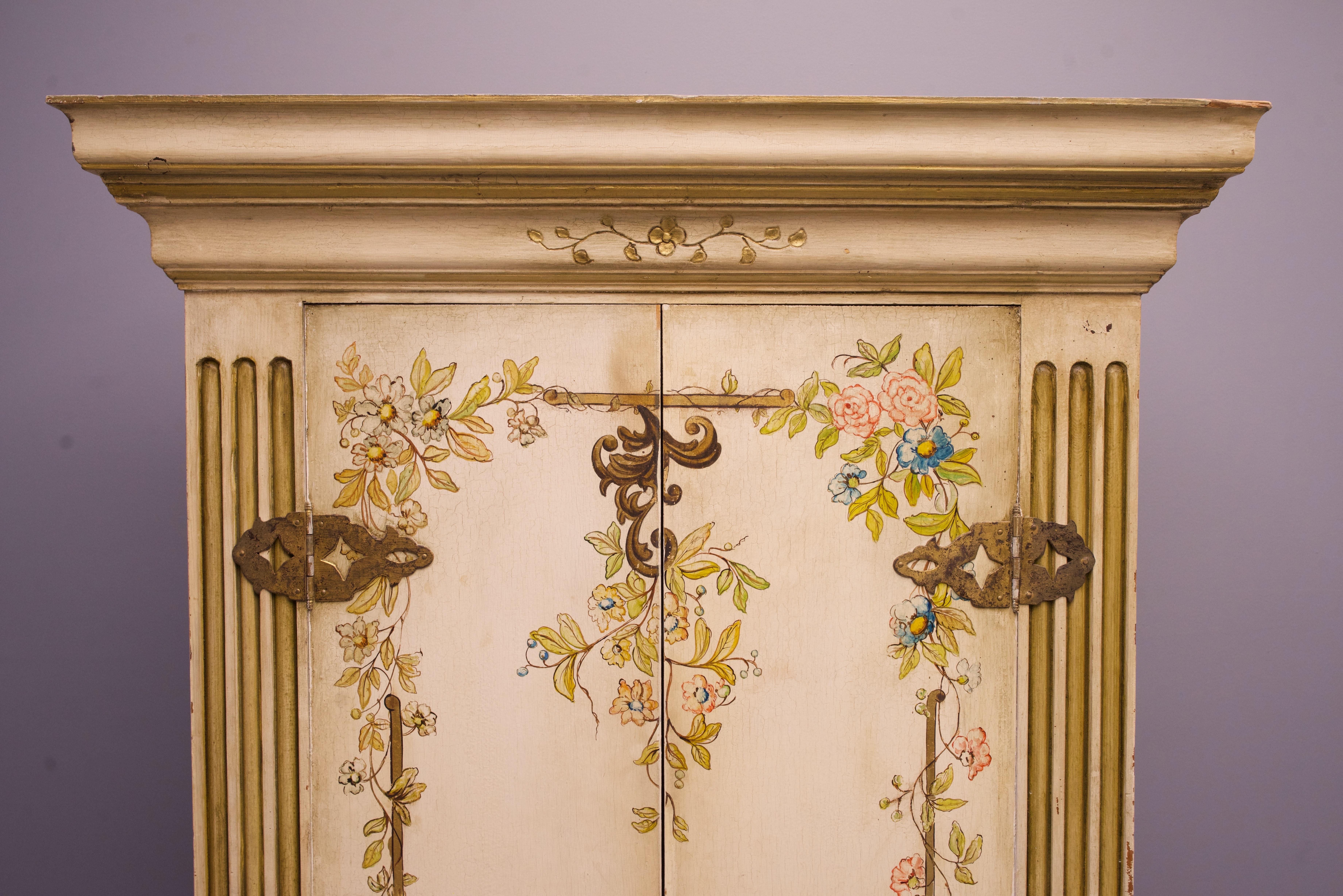 Legno Armadio dipinto in stile veneziano Vintage in vendita