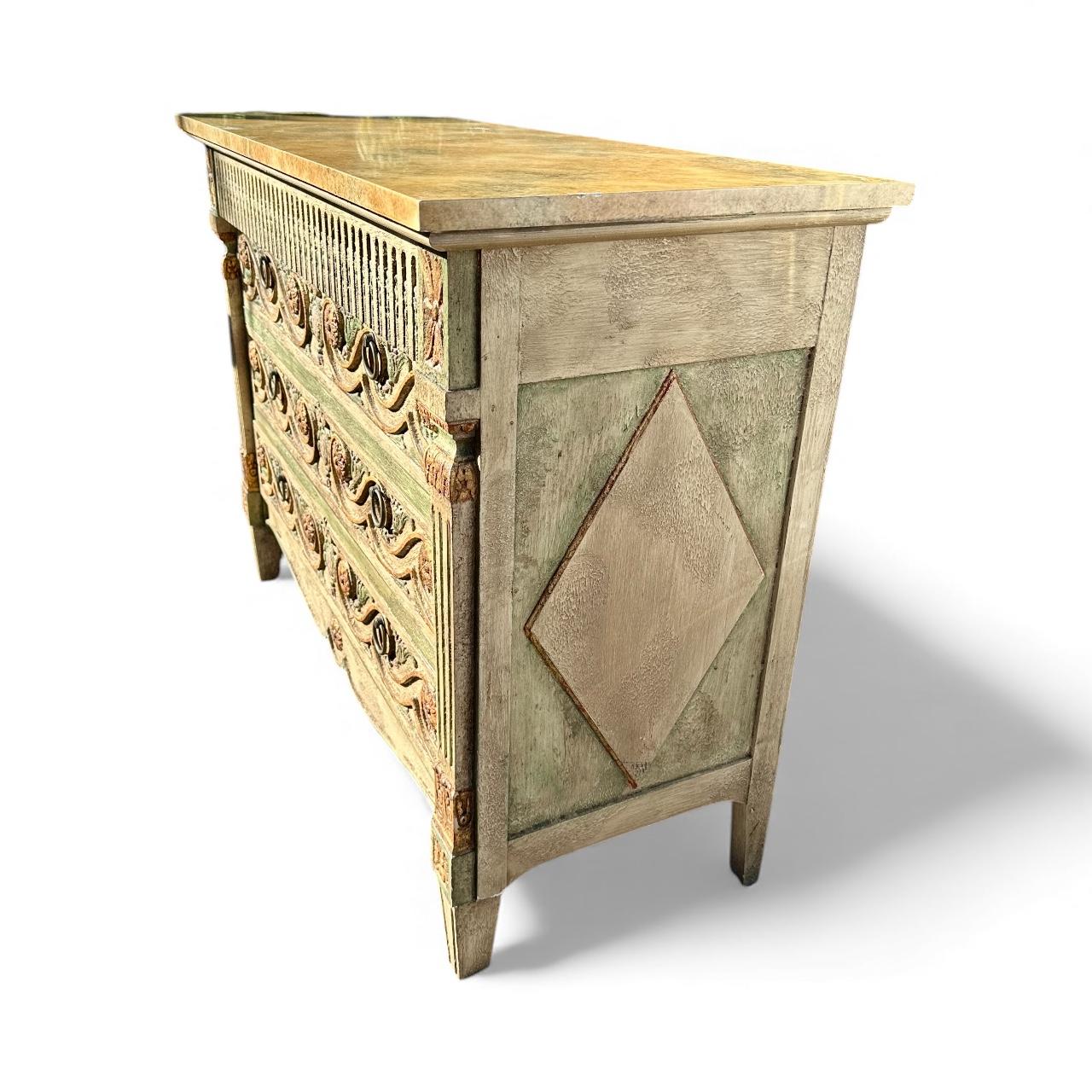 Intagliato Venetian Style Painted Palm Beach Regency John Widdicomb Chest of Drawers in vendita