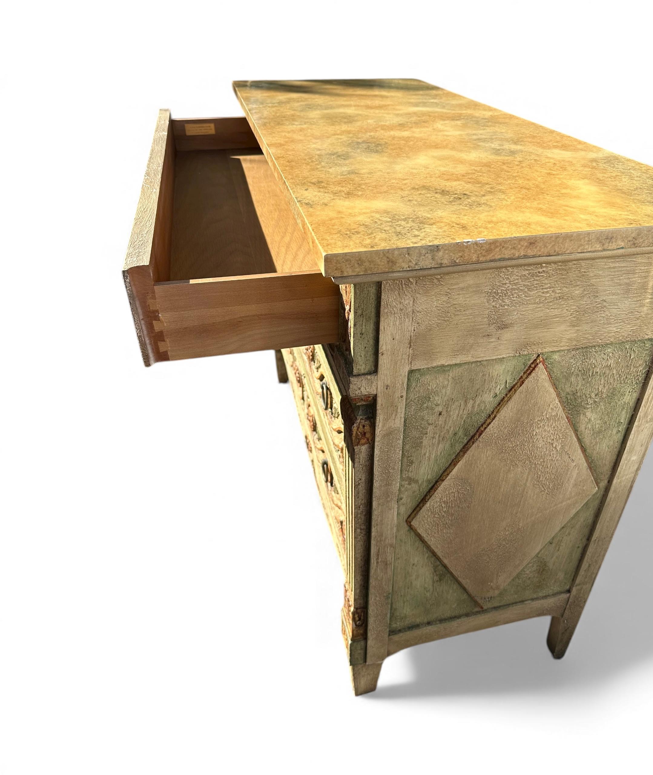 Venetian Style Painted Palm Beach Regency John Widdicomb Chest of Drawers In condizioni buone in vendita a Vero Beach, FL