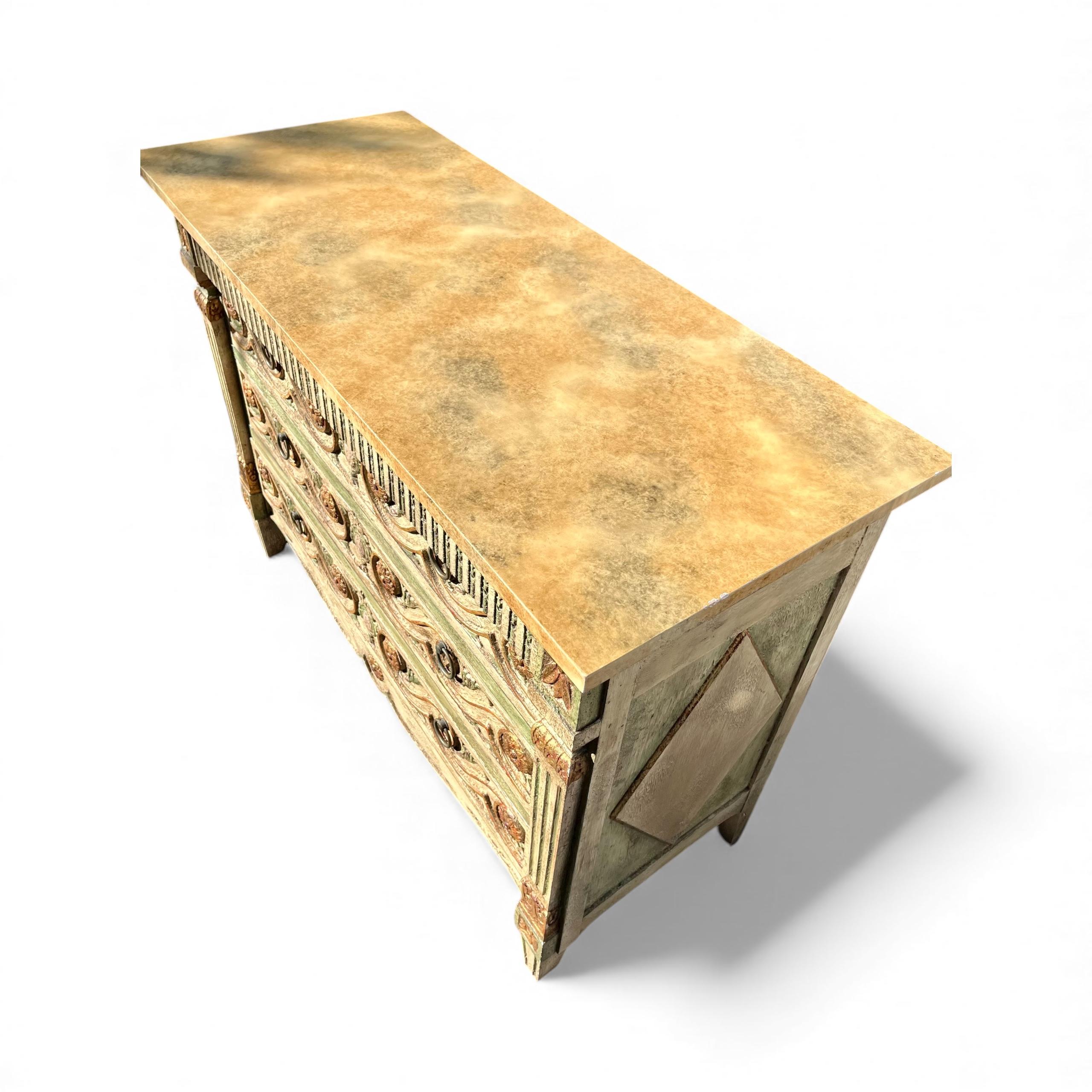 Fine XX secolo Venetian Style Painted Palm Beach Regency John Widdicomb Chest of Drawers in vendita