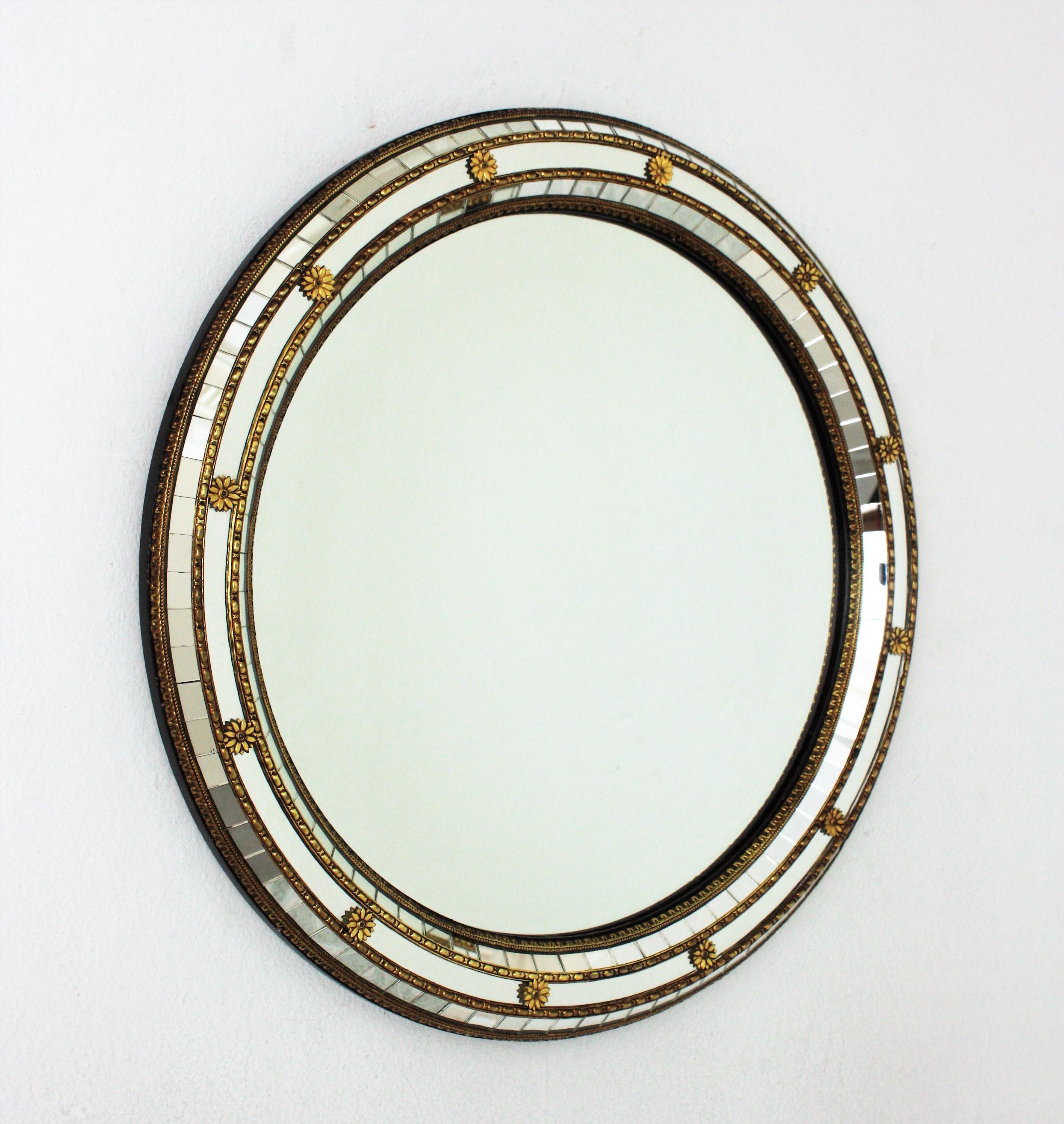 Runder Spiegel im venezianischen Stil mit Messingdetails (Hollywood Regency) im Angebot