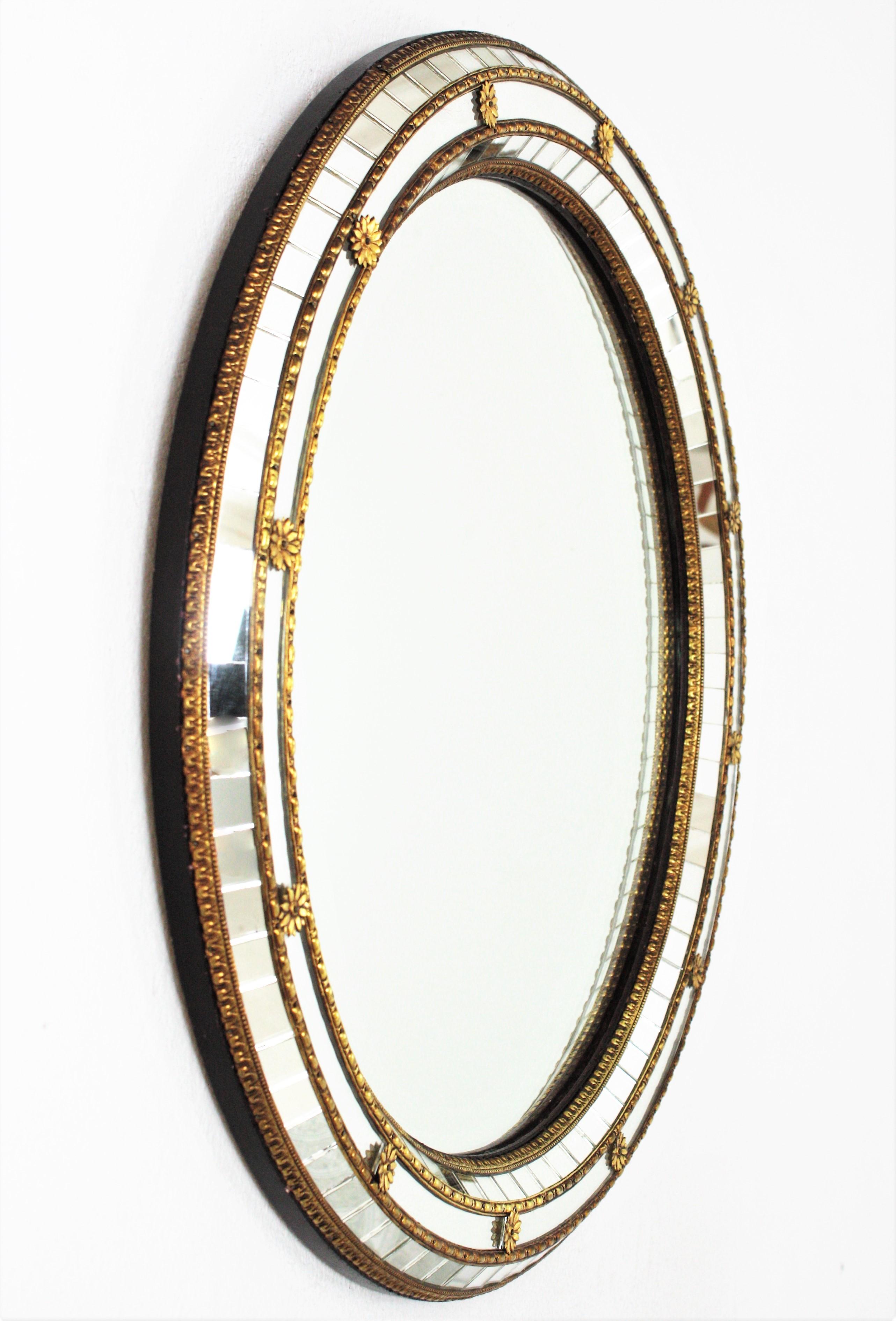 Runder Spiegel im venezianischen Stil mit Messingdetails im Zustand „Gut“ im Angebot in Barcelona, ES