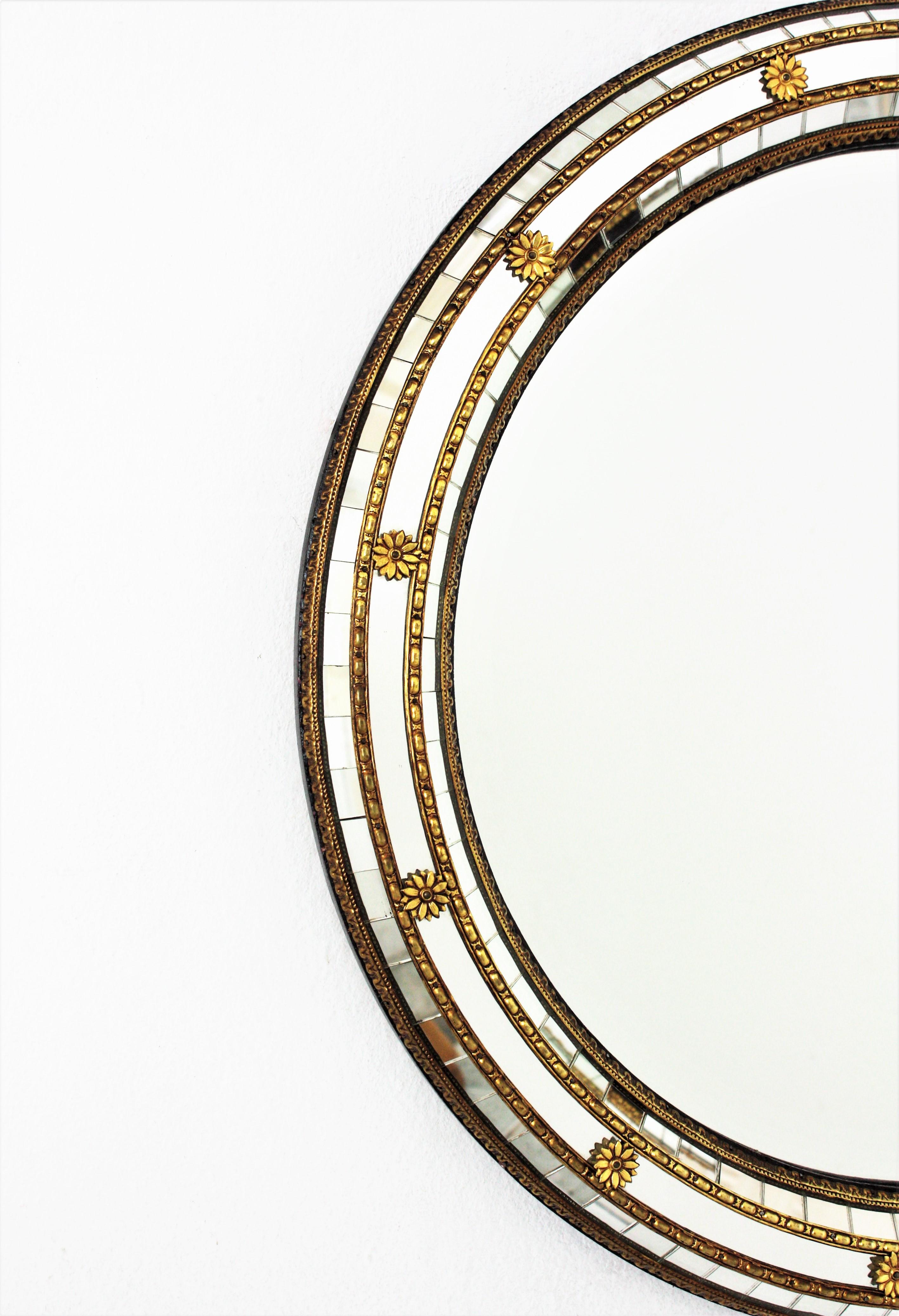 Runder Spiegel im venezianischen Stil mit Messingdetails (Metall) im Angebot