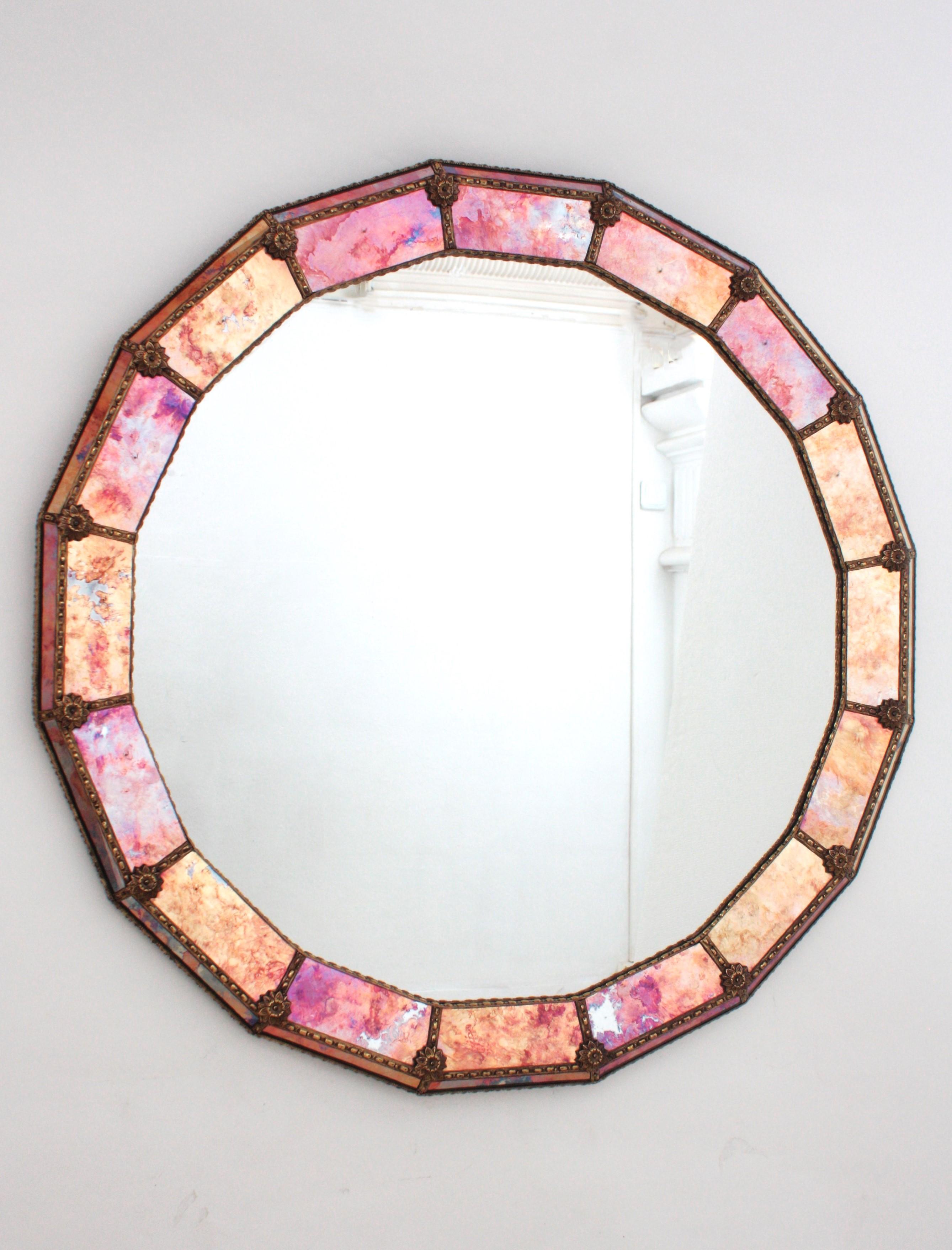Miroir rond de style vénitien avec verre rose violet orangé et cadre en laiton en vente 2
