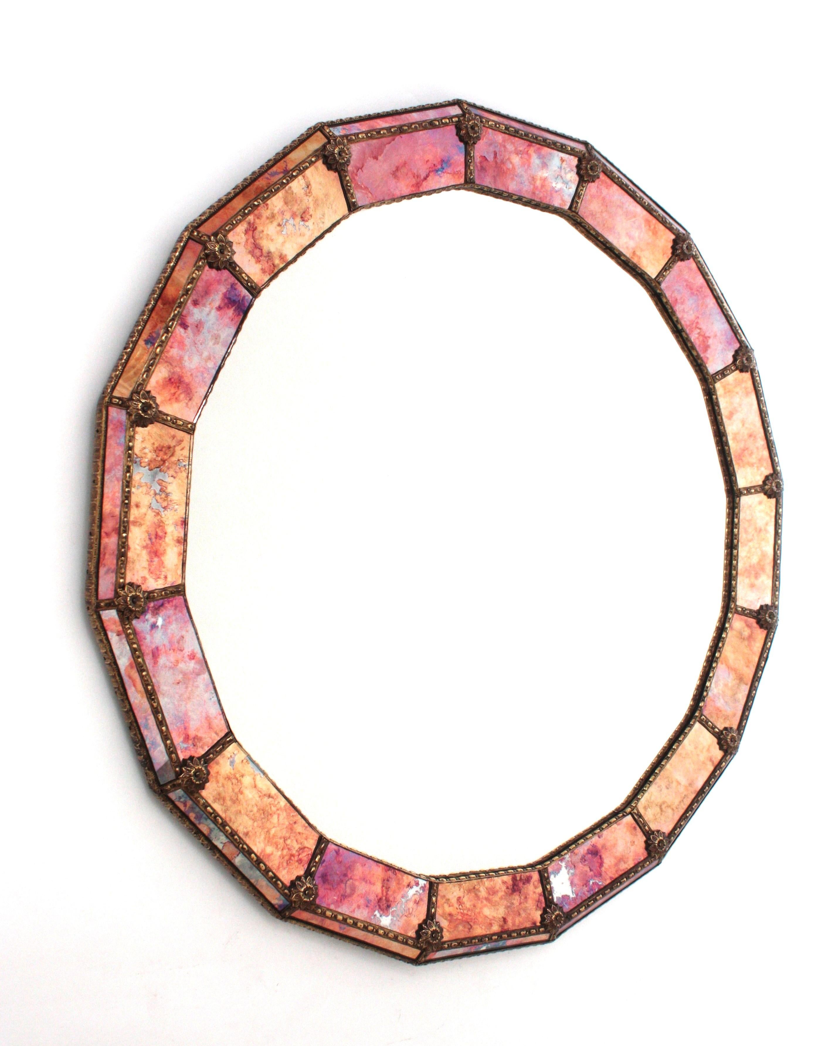 Grand miroir vénitien polyédrique rond de style midcentury coloré
Superbe miroir rond de style vénitien Hollywood Regency avec des panneaux de verre irisé rose, violet et ambre. Espagne, années 1950
Ce miroir glamour est doté d'un cadre à double