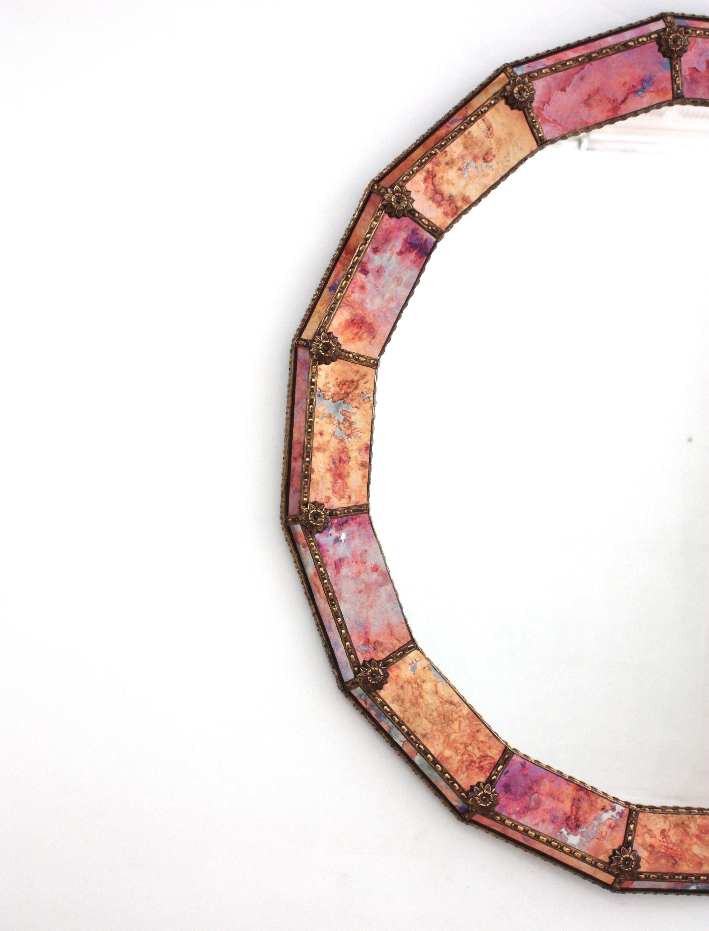 Espagnol Miroir rond de style vénitien avec verre rose violet orangé et cadre en laiton en vente