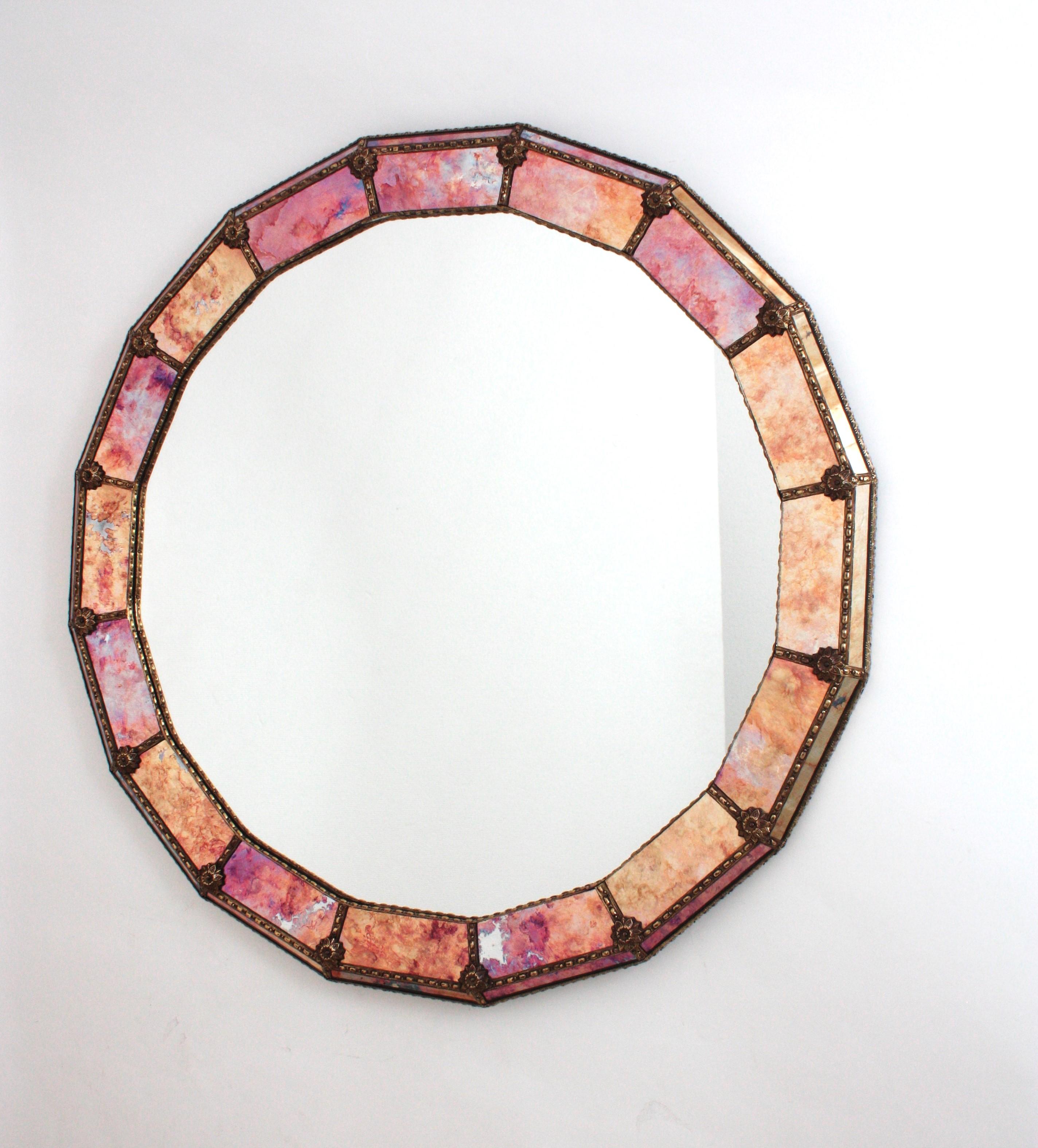 Fait main Miroir rond de style vénitien avec verre rose violet orangé et cadre en laiton en vente