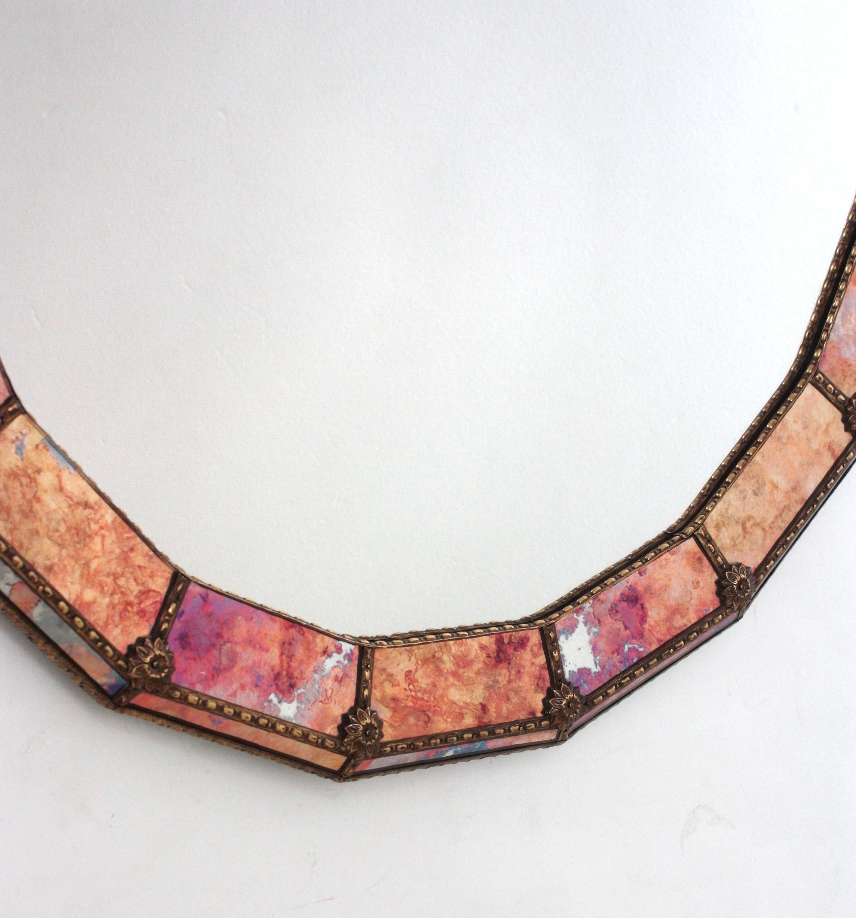 Miroir rond de style vénitien avec verre rose violet orangé et cadre en laiton Bon état - En vente à Barcelona, ES