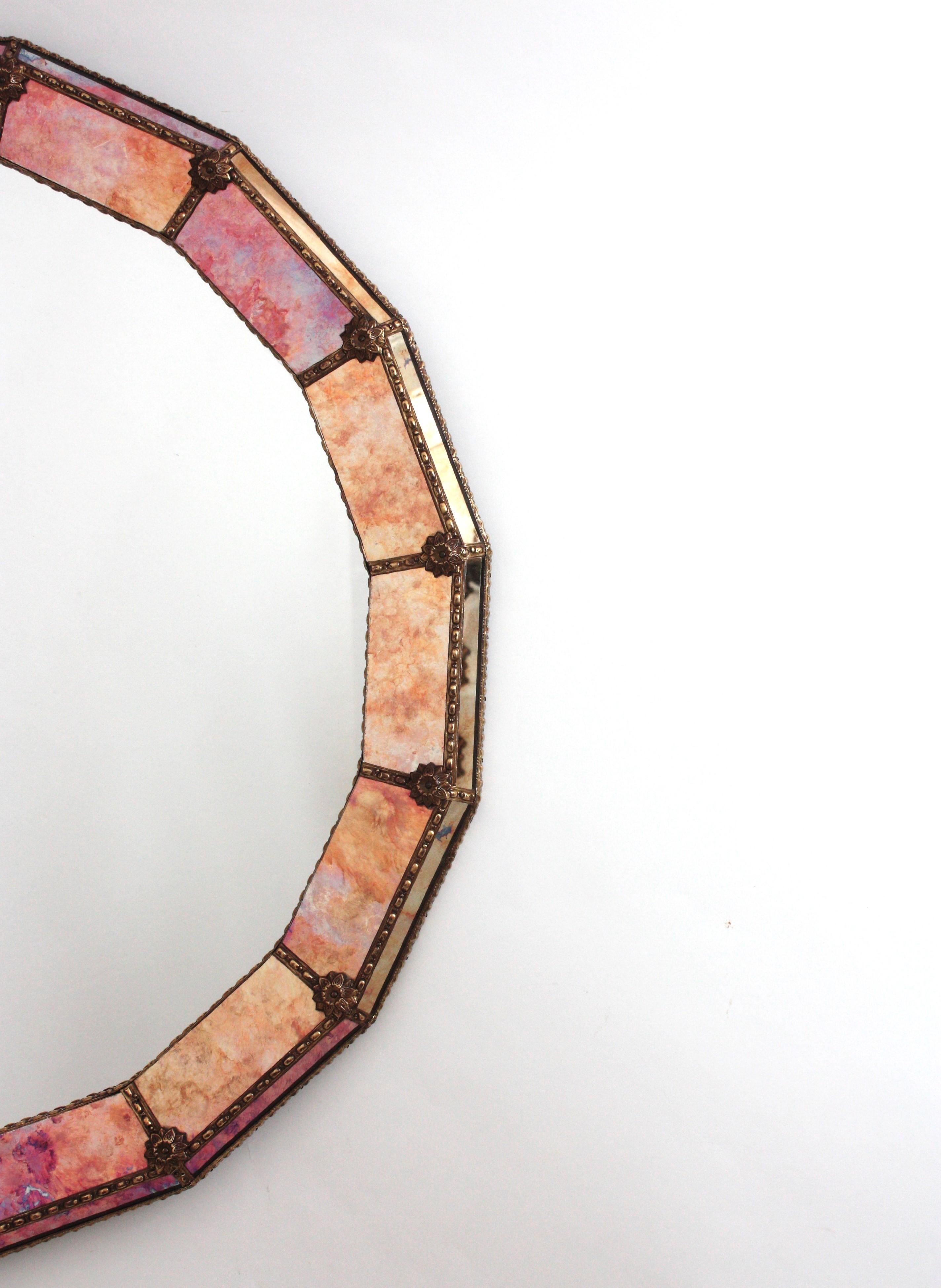 20ième siècle Miroir rond de style vénitien avec verre rose violet orangé et cadre en laiton en vente