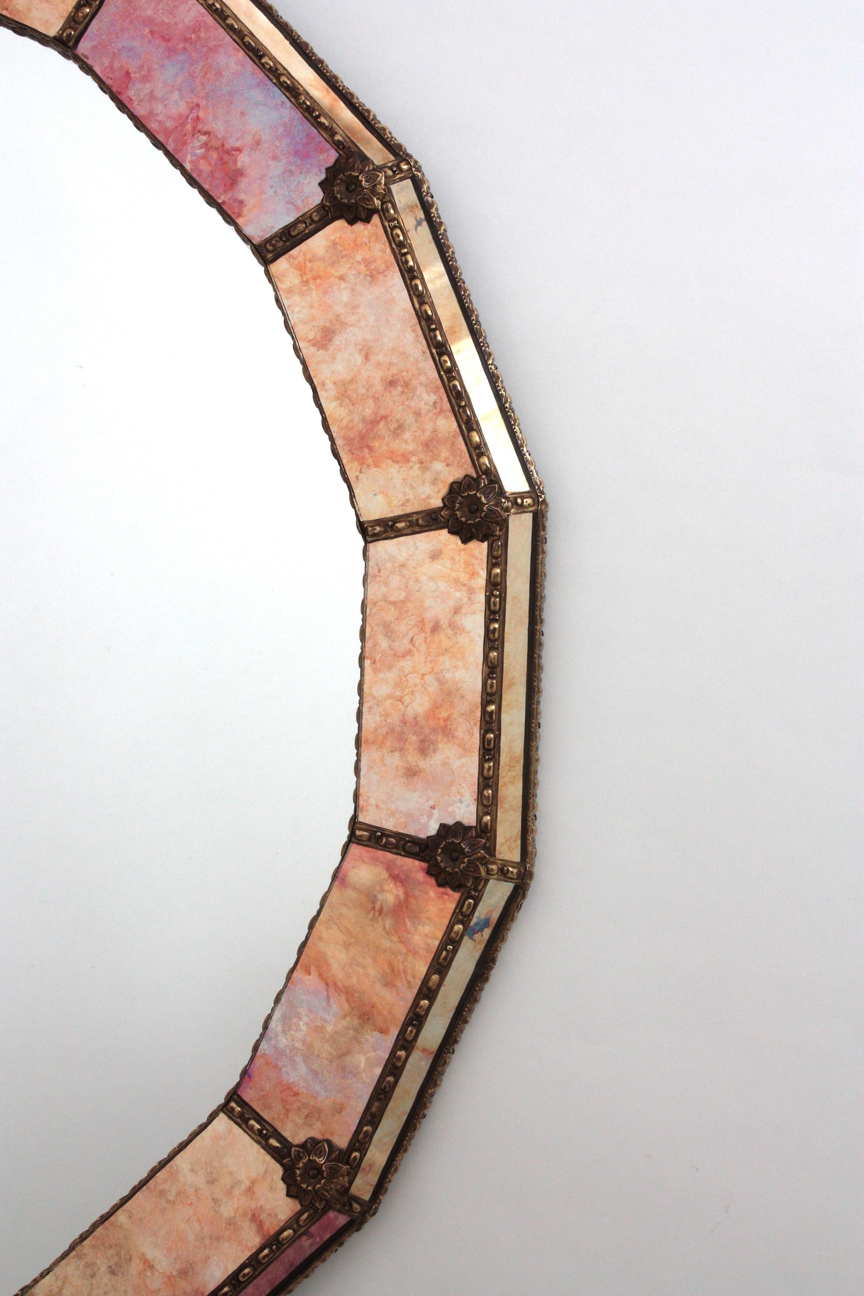 Métal Miroir rond de style vénitien avec verre rose violet orangé et cadre en laiton en vente
