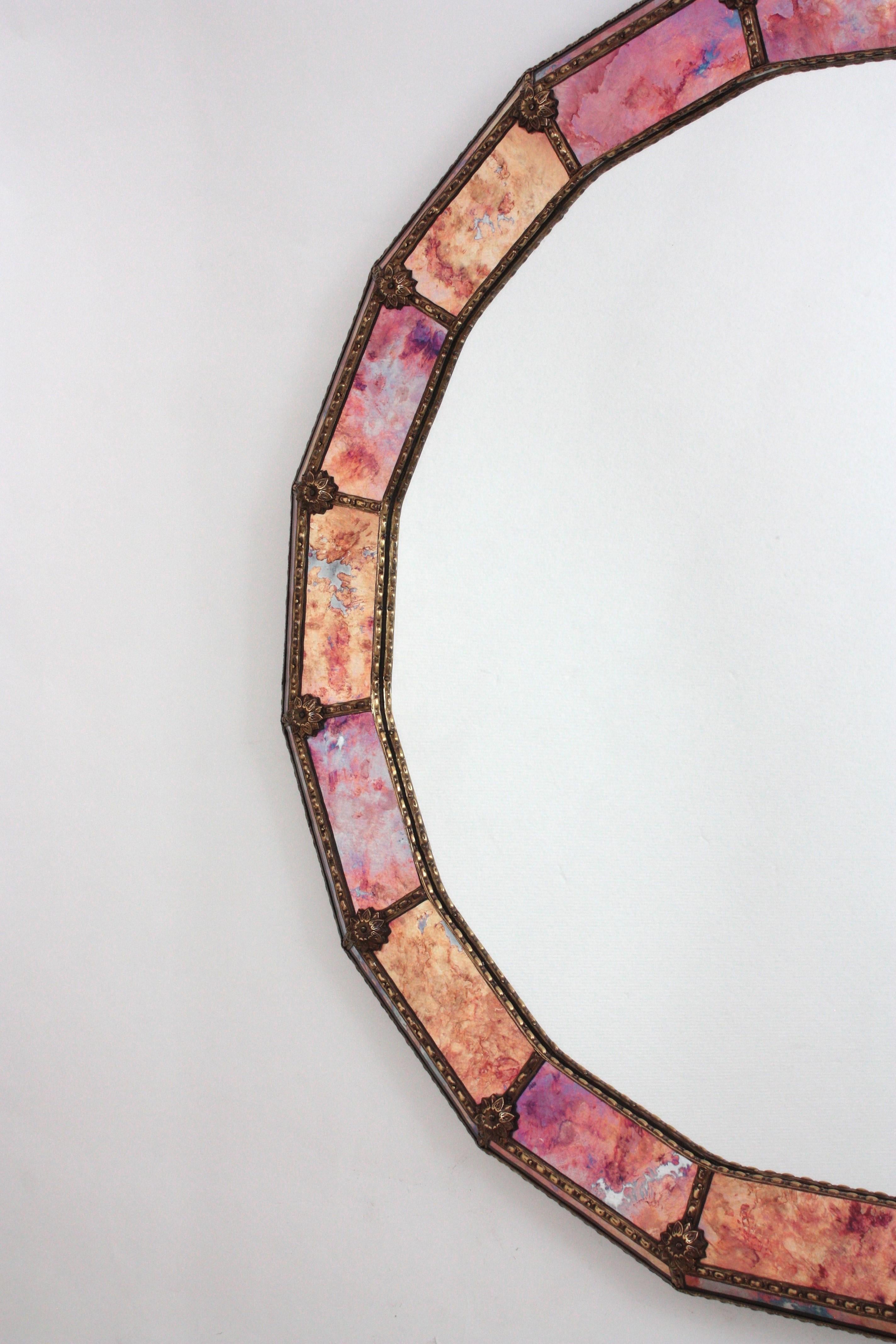 Miroir rond de style vénitien avec verre rose violet orangé et cadre en laiton en vente 1