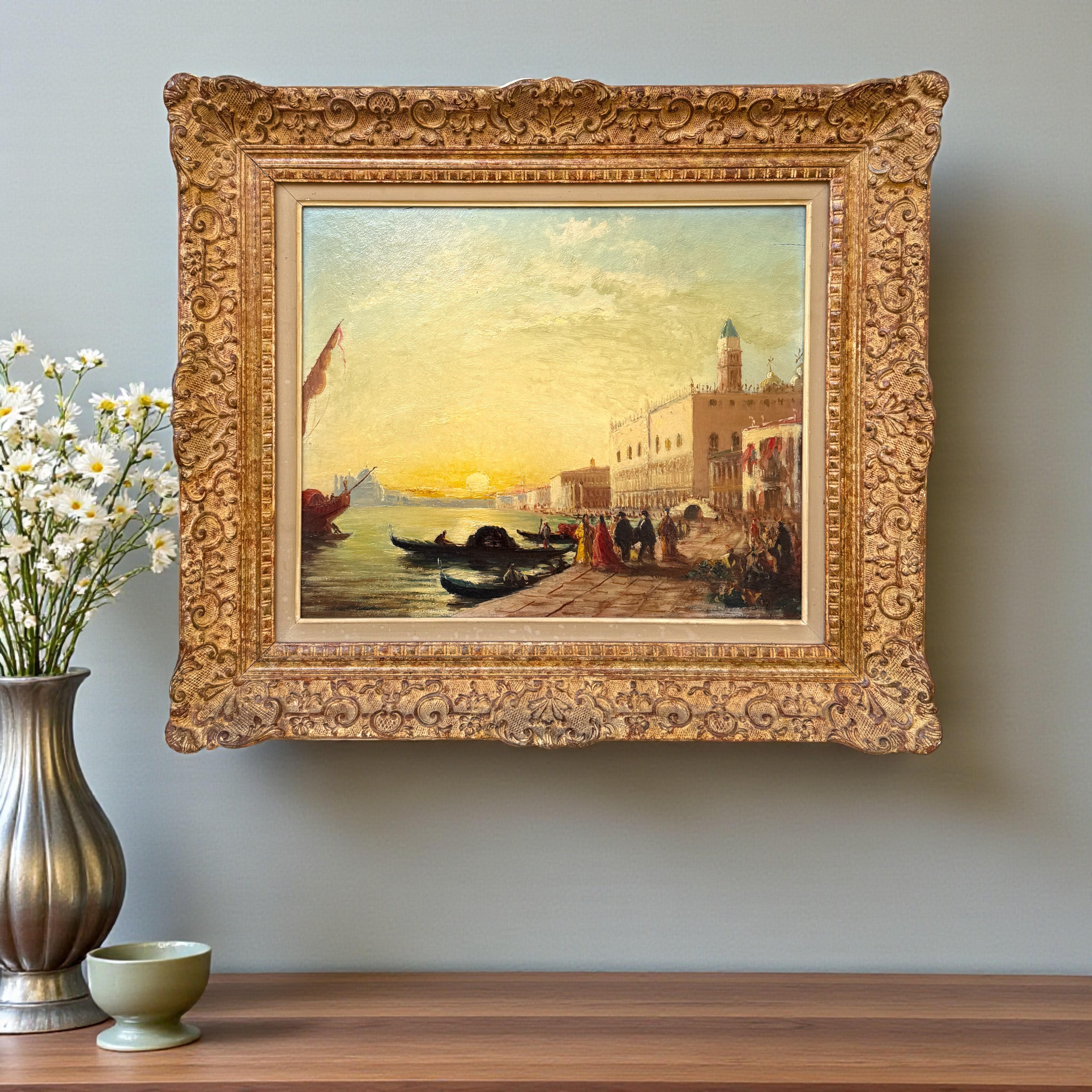 Peinture �à l'huile sur panneau de bois représentant Venise au coucher du soleil. Le premier plan révèle des personnages se promenant au bord de l'eau, des gondoles reposant doucement sur l'eau et la chaude lueur du soleil couchant se reflétant sur