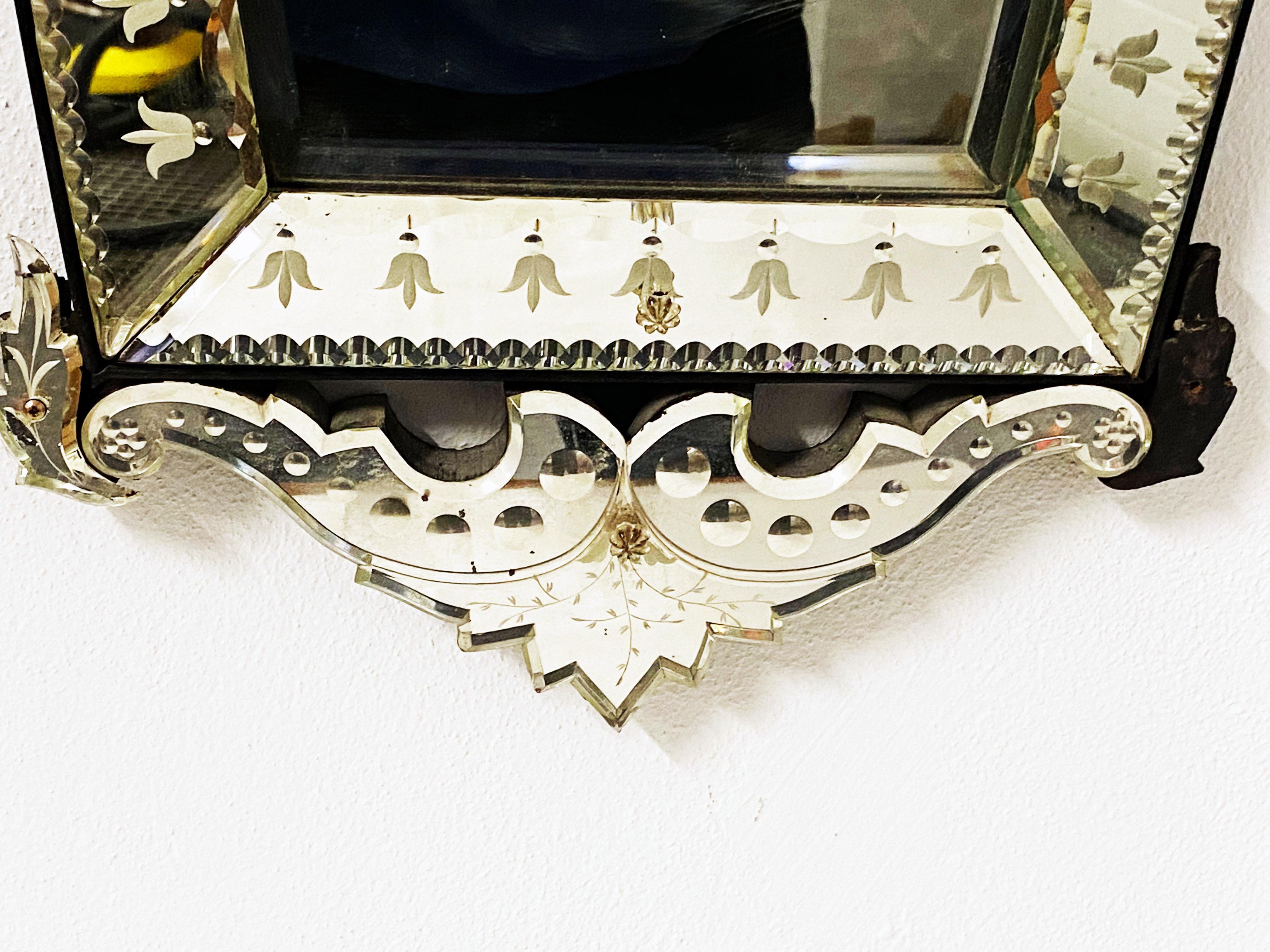Venezianischer konischer Spiegel mit dekorativem Blumenkopfstück  im Angebot 6