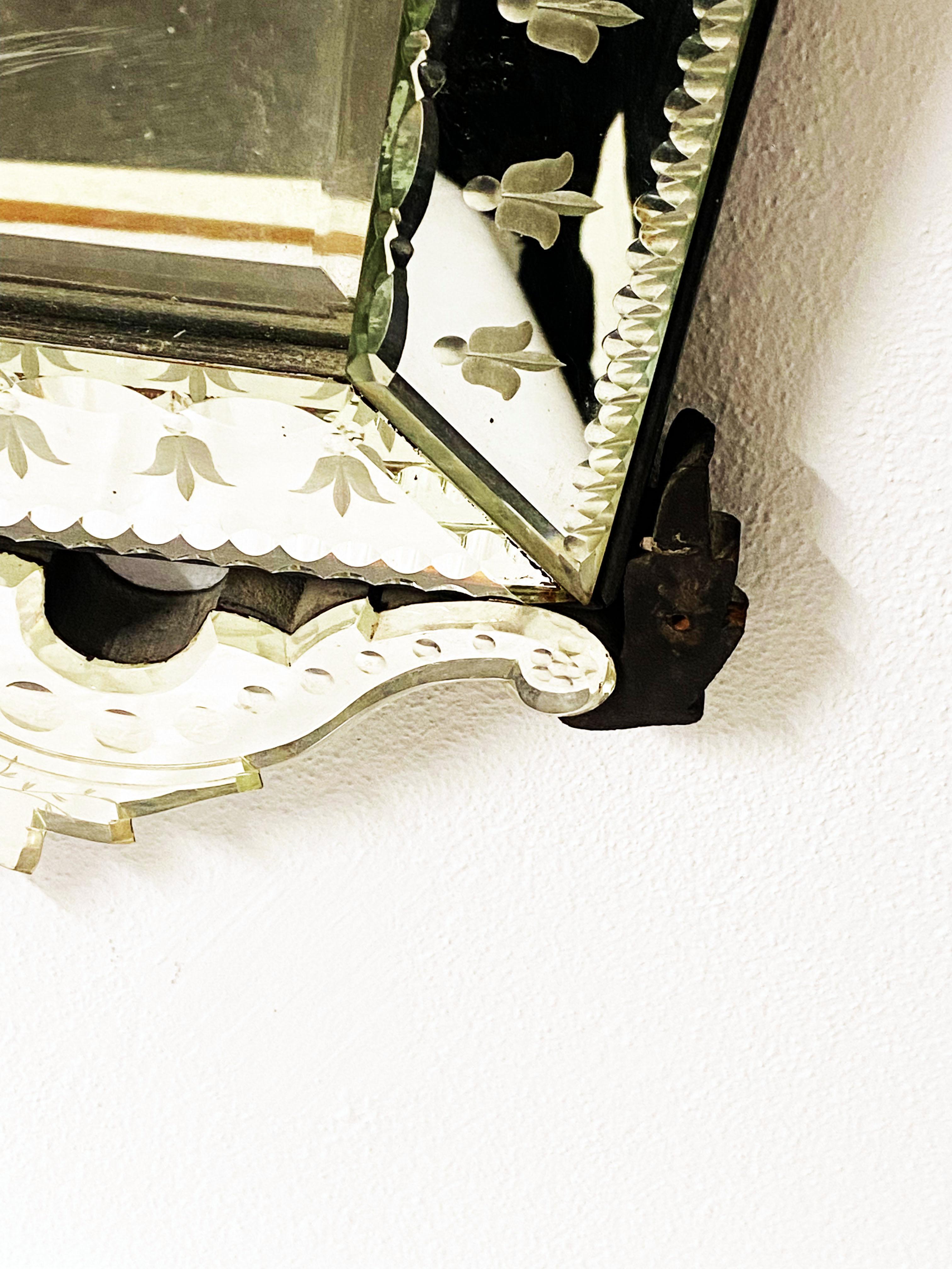 Venezianischer konischer Spiegel mit dekorativem Blumenkopfstück  im Zustand „Relativ gut“ im Angebot in Vienna, AT
