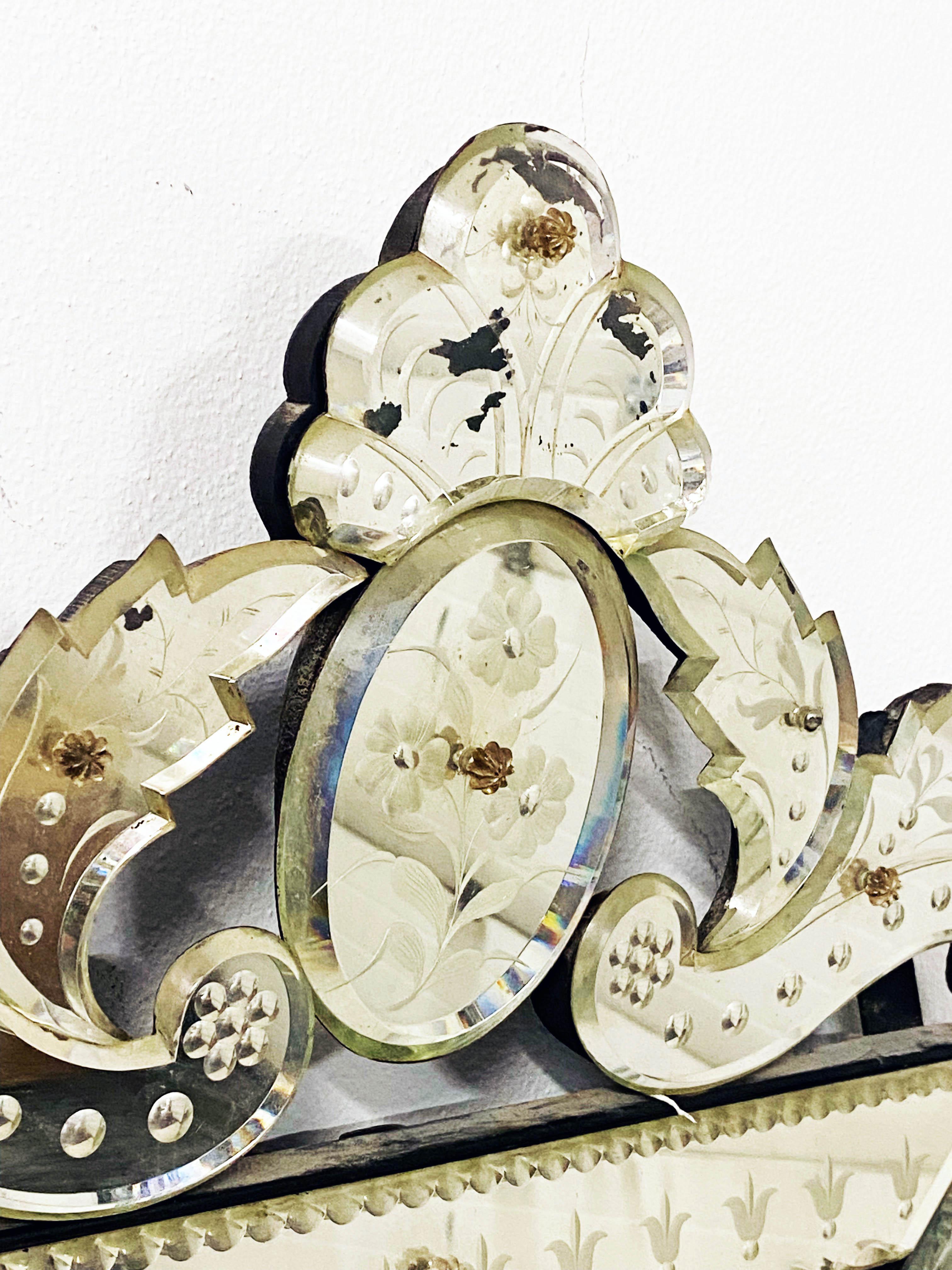 Miroir vénitien effilé avec tête de fleur décorative  en vente 2