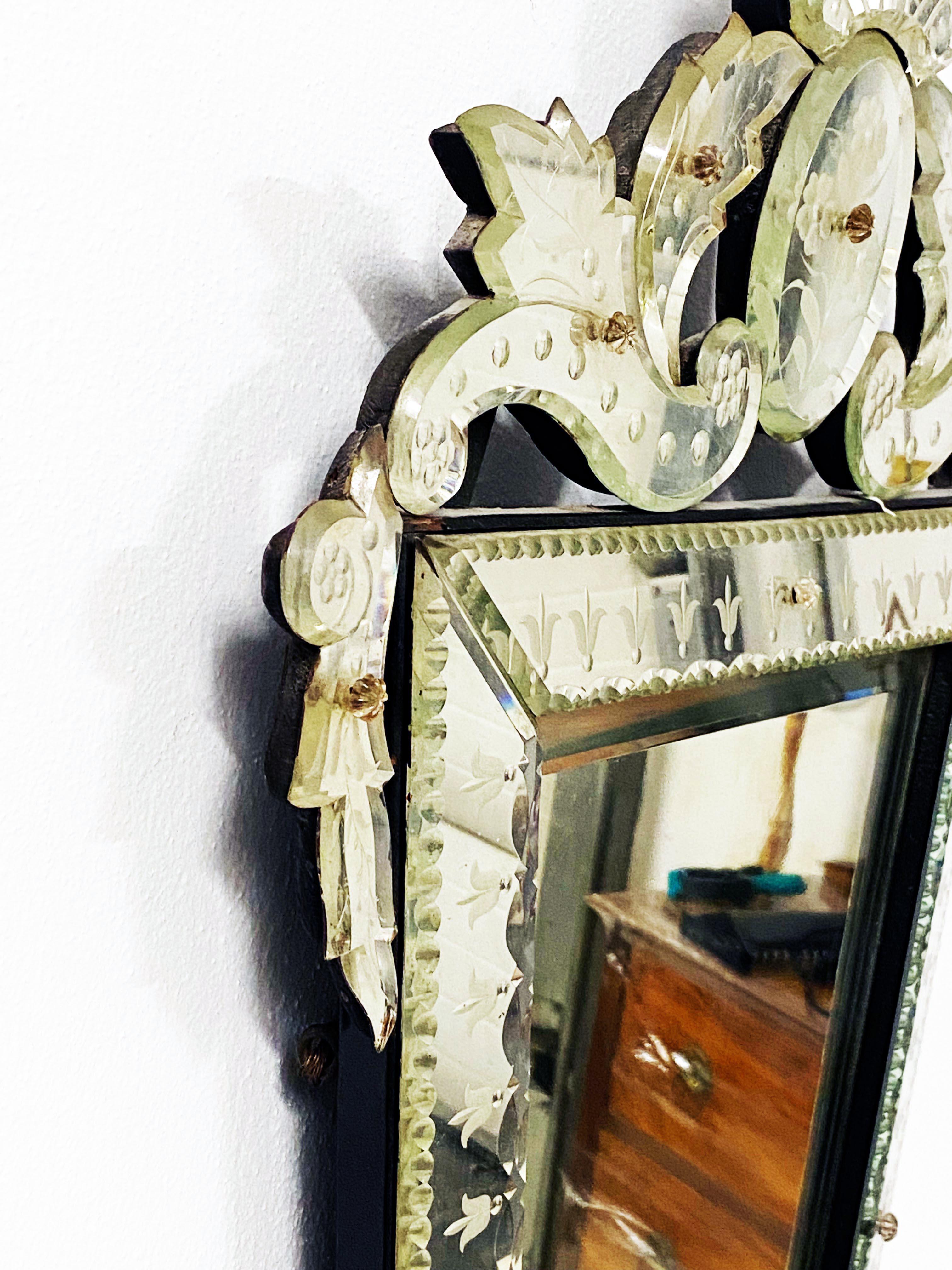 Venezianischer konischer Spiegel mit dekorativem Blumenkopfstück  im Angebot 2
