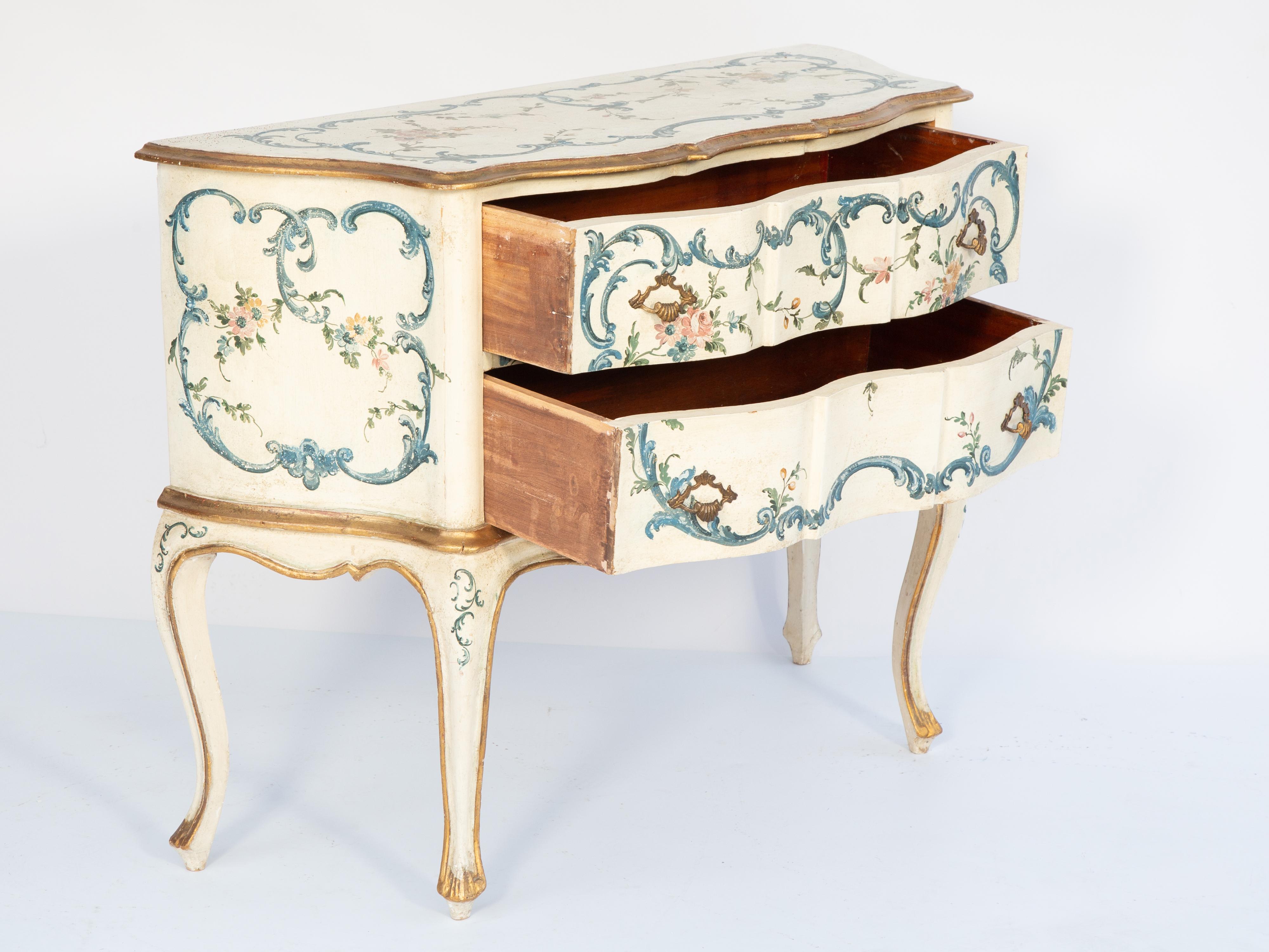Venezianische Kommode mit zwei Schubladen, handbemalt mit Schnörkeln und Blumen (Italienisch) im Angebot