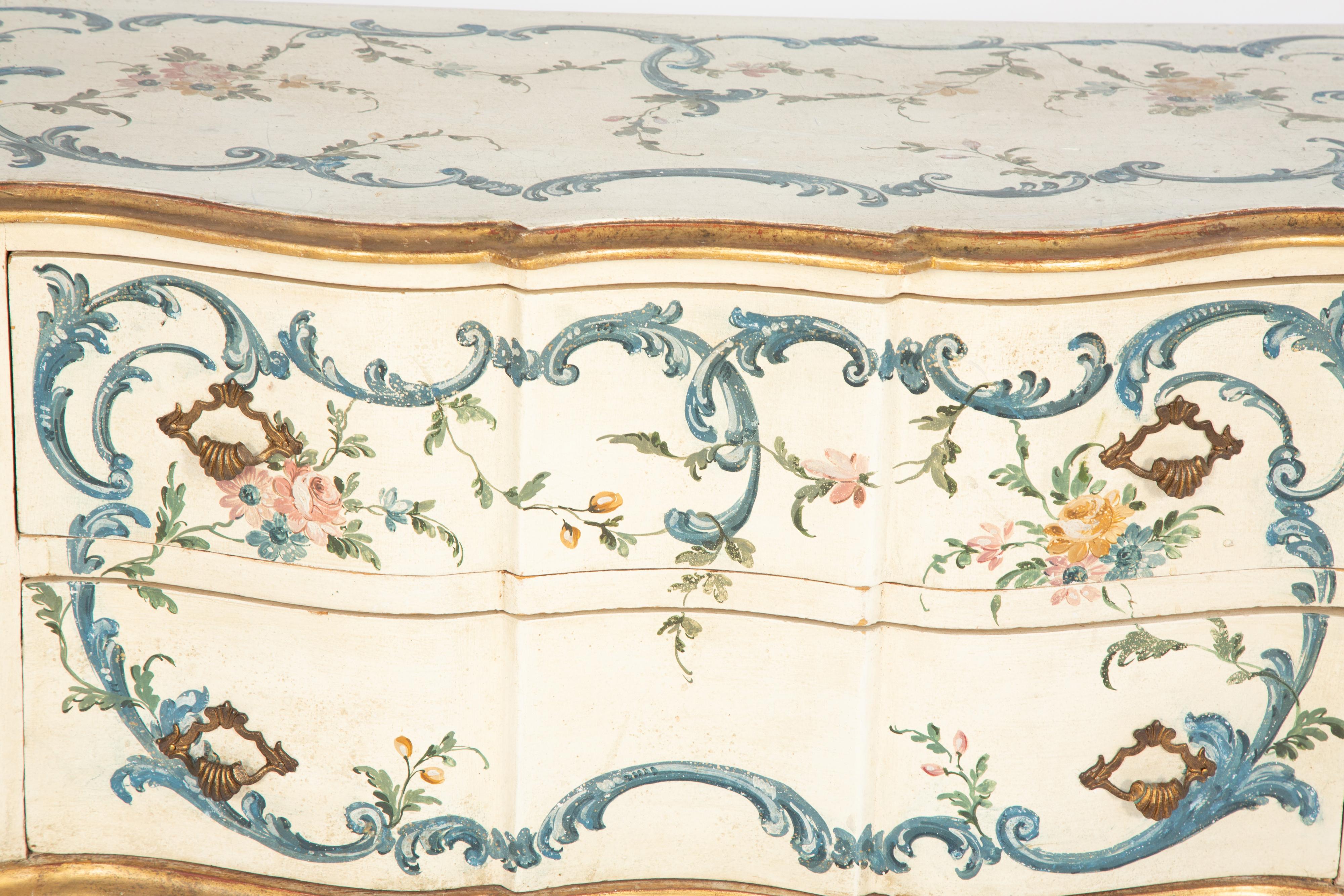 Venezianische Kommode mit zwei Schubladen, handbemalt mit Schnörkeln und Blumen im Zustand „Gut“ im Angebot in West Palm Beach, FL