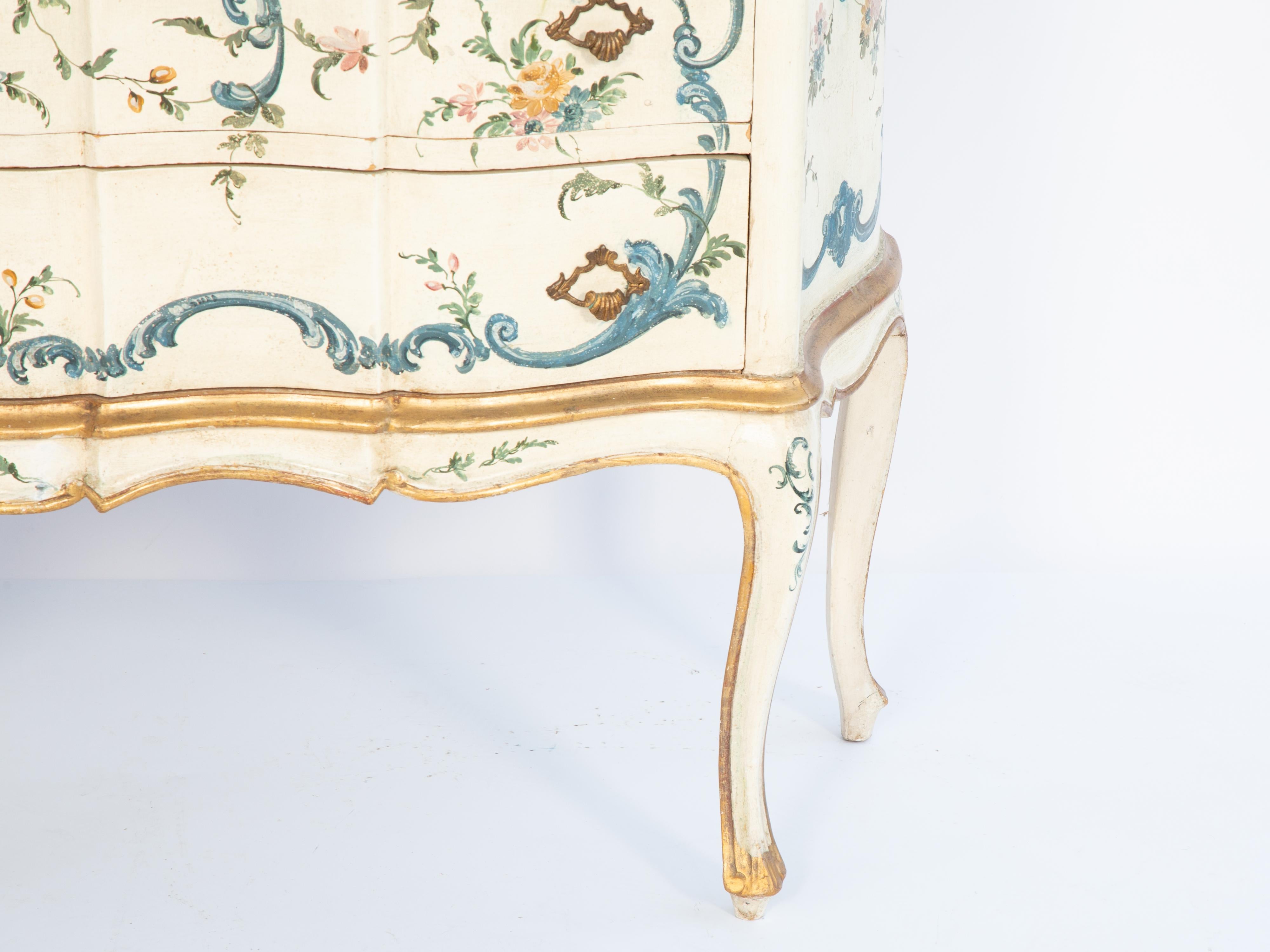 Venezianische Kommode mit zwei Schubladen, handbemalt mit Schnörkeln und Blumen (Holz) im Angebot