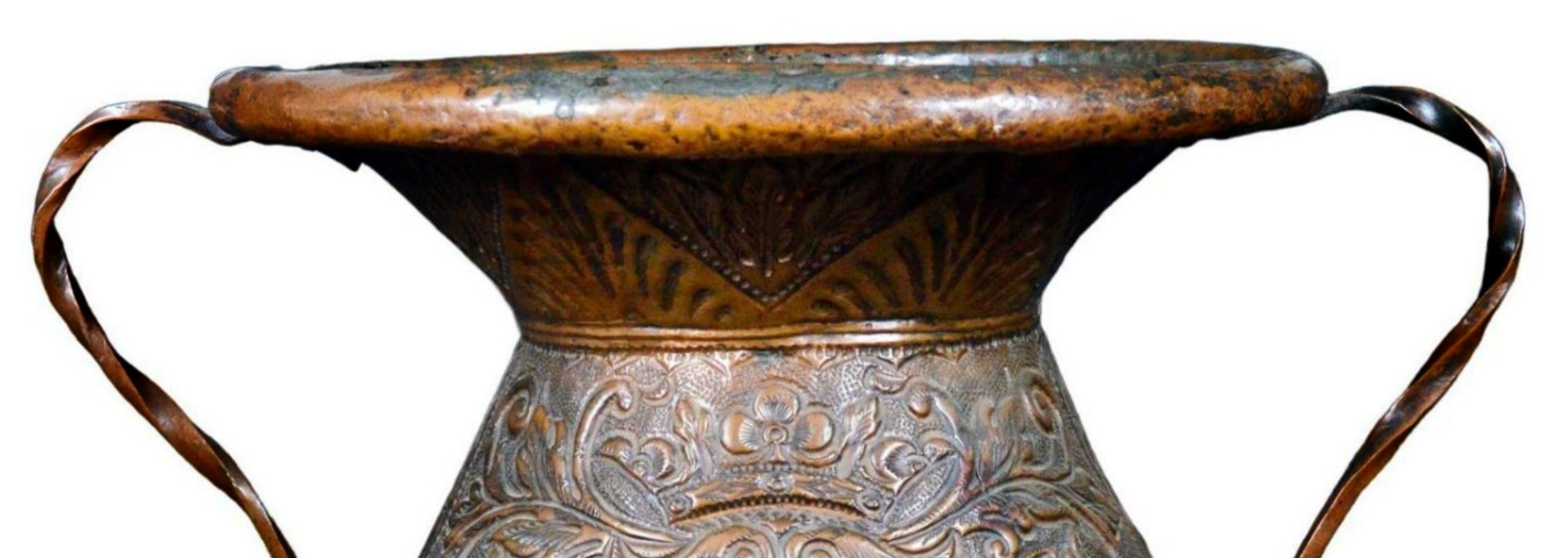 Venetian vase 17th Century

in finely embossed copper with floral motifs in the center of the Venetian Moor profile.
Venice 17th century.
h cm 32 x D 46
Condition: wear of time.