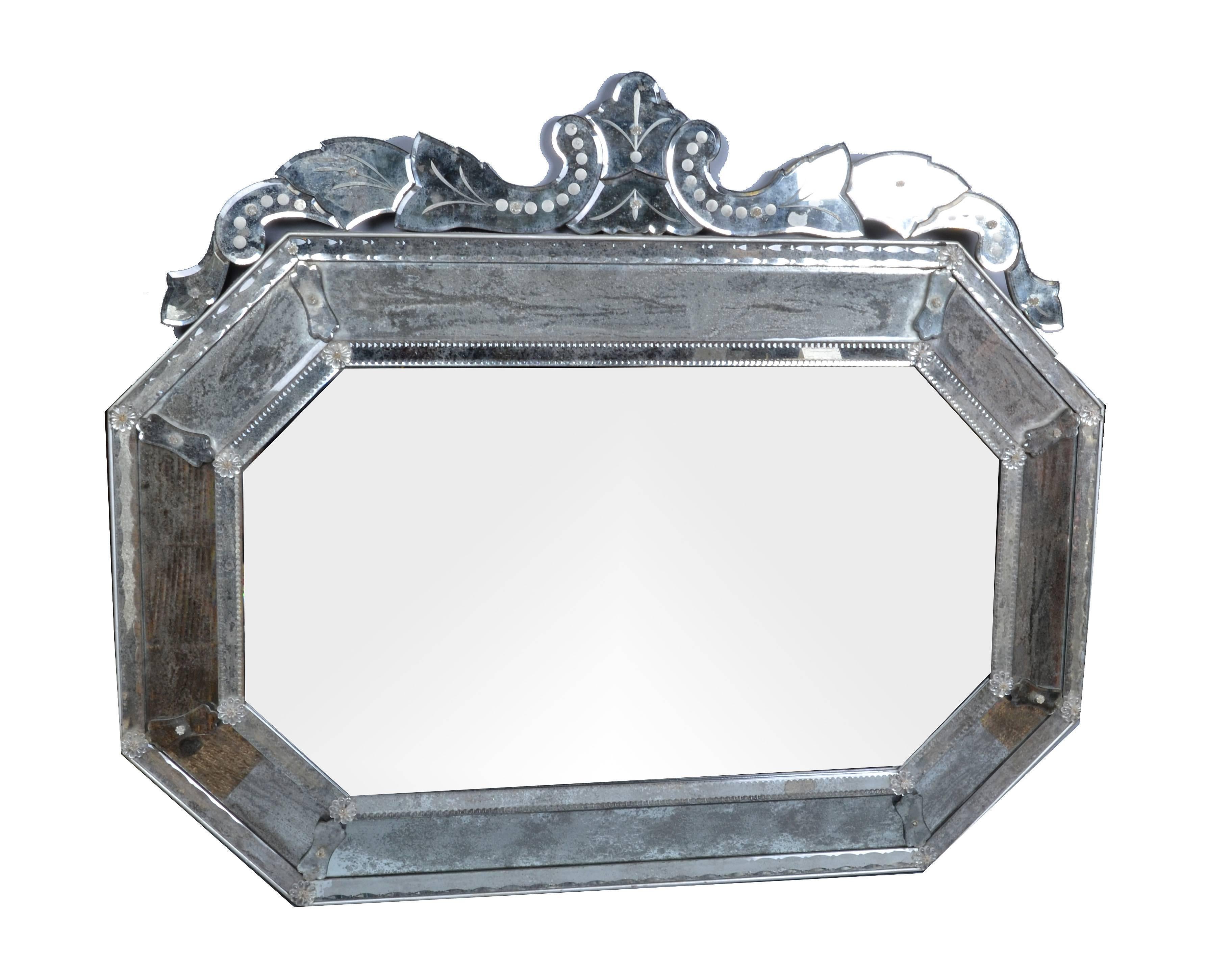 Venetian wall mirror with Bohemian flowers and ornaments.
The mirror glass is beveled.
Can be hung vertical.
