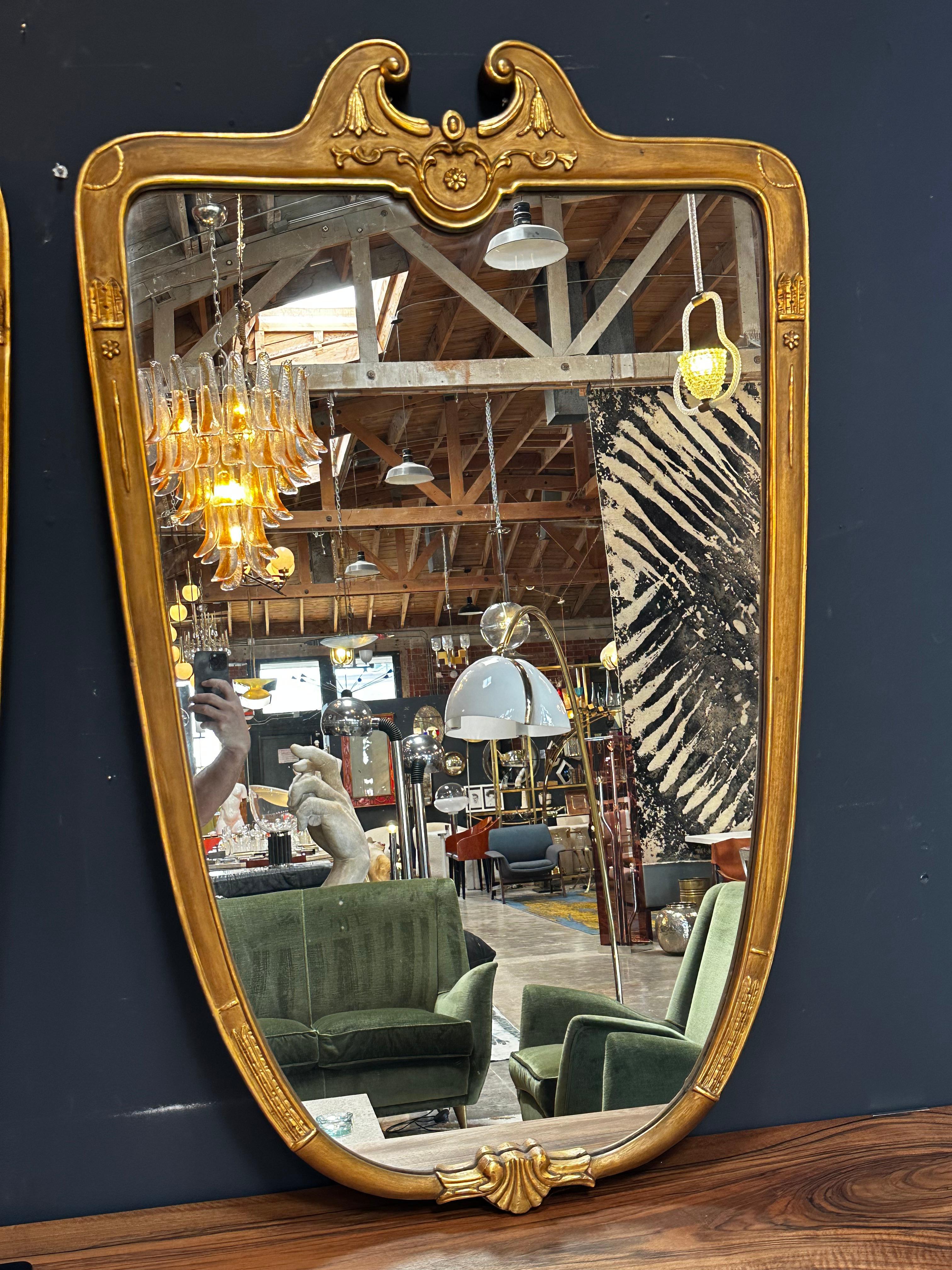 Schöner übergroßer italienischer venezianischer Spiegel mit einem goldenen Holzrahmen mit originaler Patina.
Verfügbar 2.