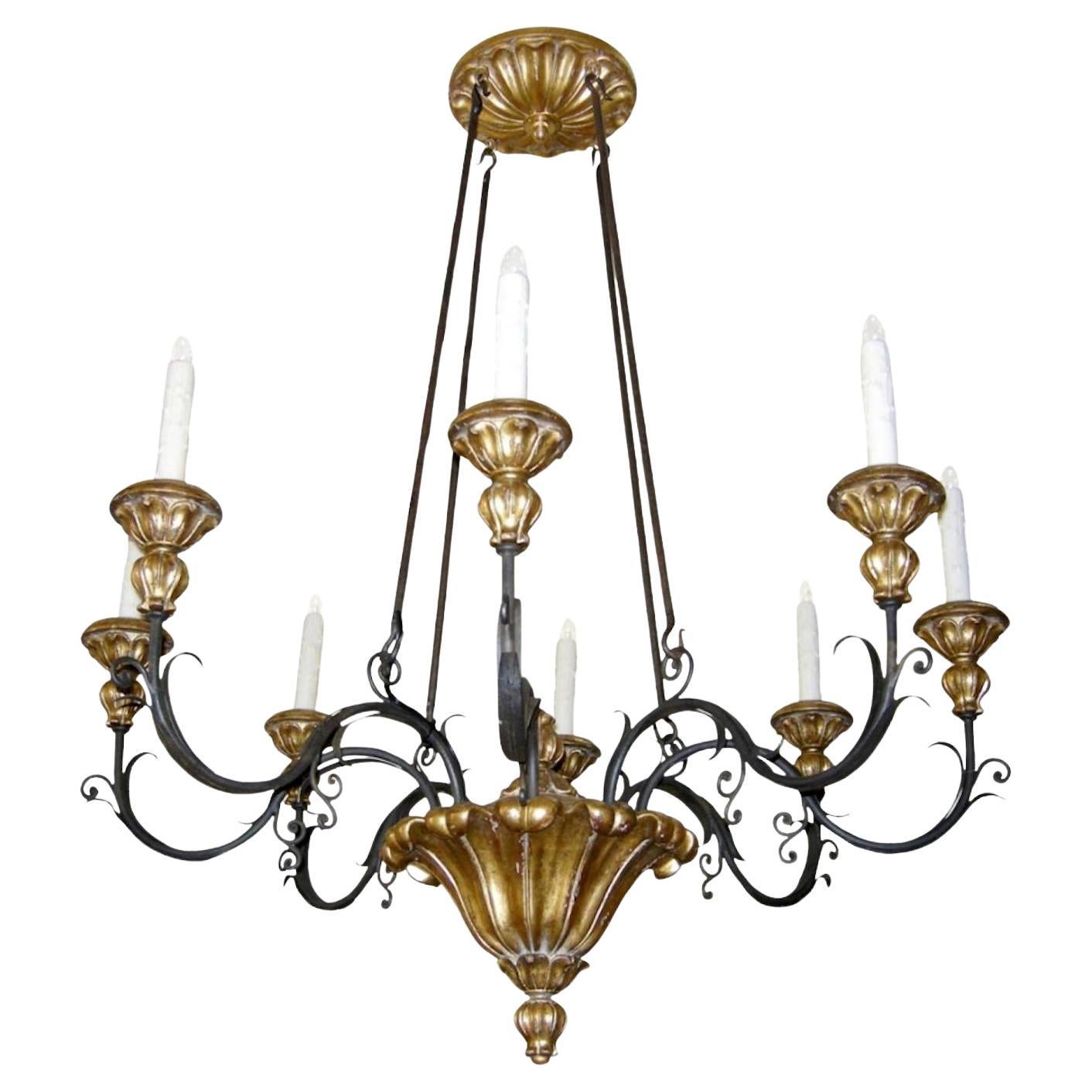 Lustre italien de la Vénétie à huit bras en bois doré et fer forgé