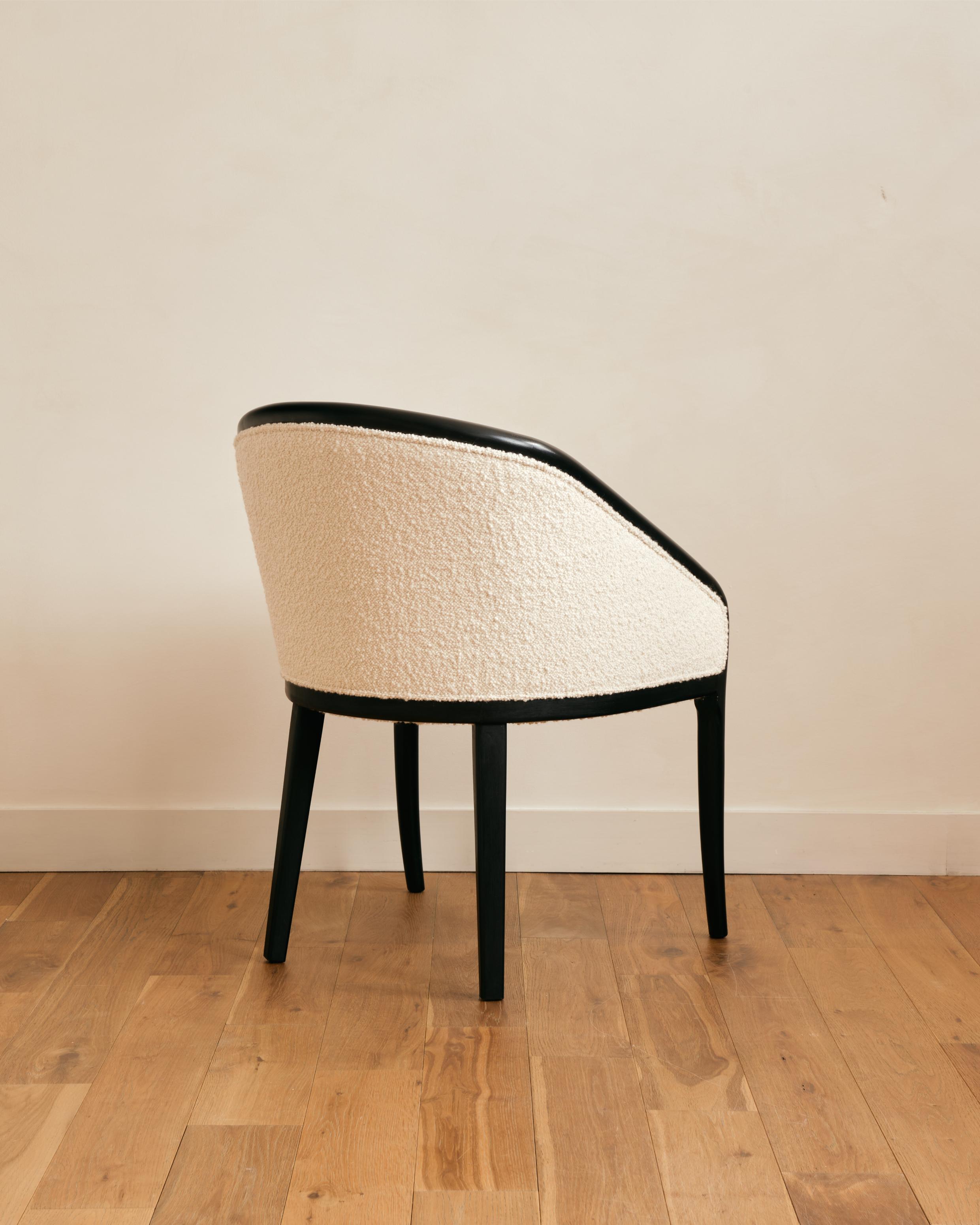 Sedia da pranzo Venezia di Studio Sam London
Dimensioni: L 55 x P 55 x H 78 cm
Materiali: Tappezzeria COM e base in legno tinto

La sedia da pranzo Venezia si ispira a una collezione di pezzi vintage trovati nei più bei negozi di antiquariato della