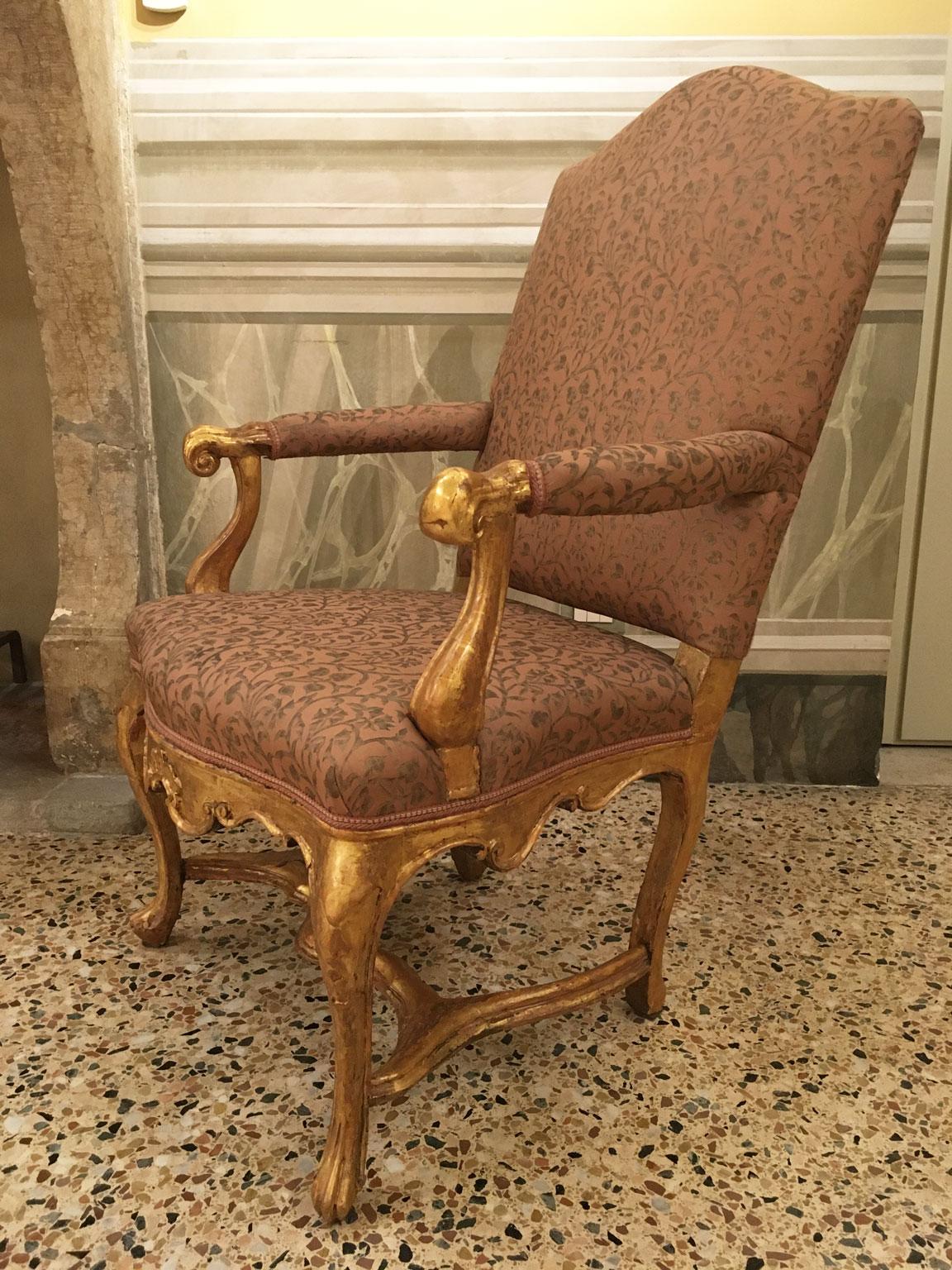 Venezia Italy Early 18th Century Set 5 Rococo Carved Giltwood Armchairs For Sale 8