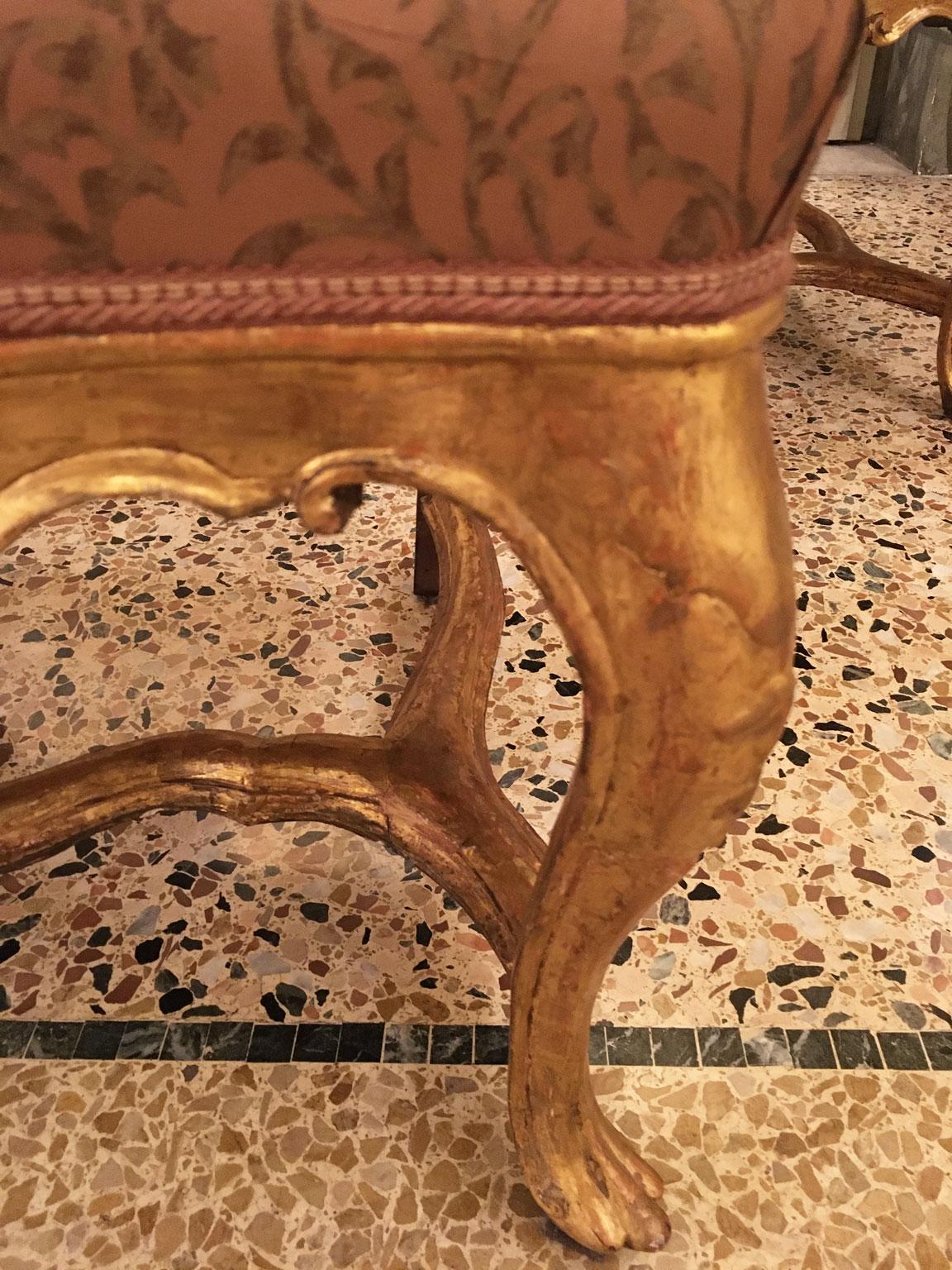 Venezia Italy Early 18th Century Set 5 Rococo Carved Giltwood Armchairs In Good Condition For Sale In Brescia, IT