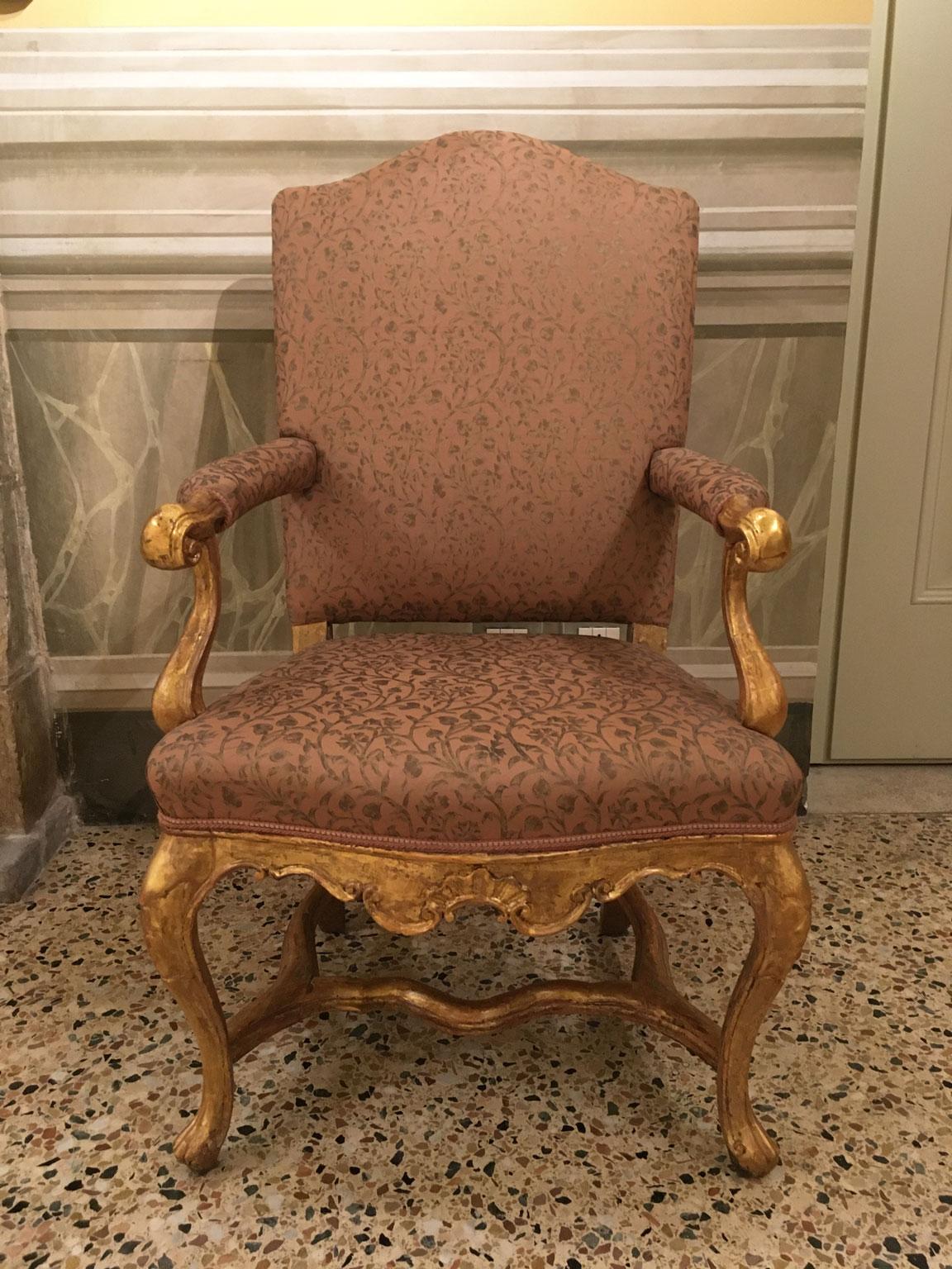 Venezia Italy Early 18th Century Set 5 Rococo Carved Giltwood Armchairs For Sale 3