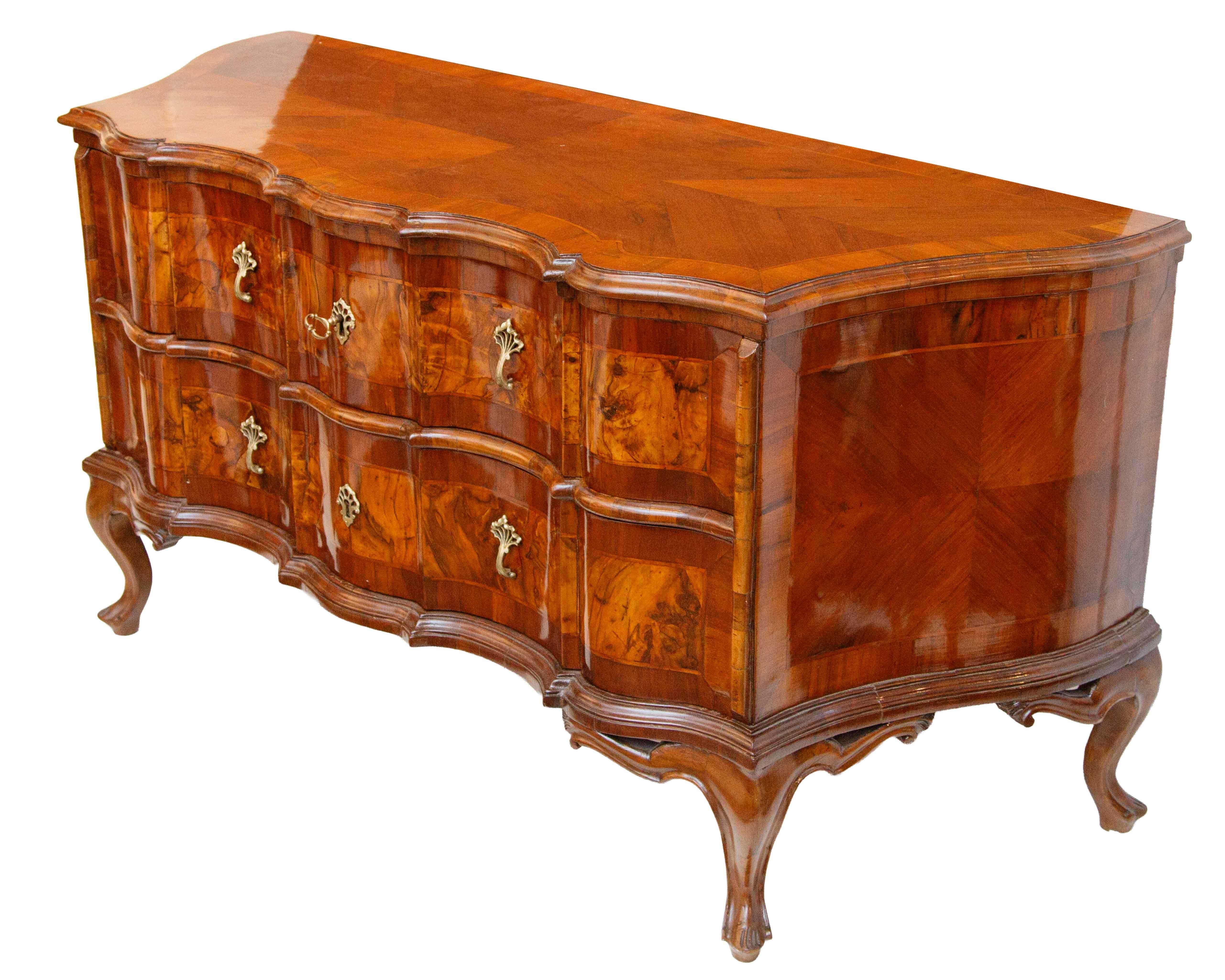 Venedig, Ludwig XV

Mezzanin-Schrank

Nussbaum-Wurzelholz, 131 x 51 x 68 cm

Das Zwischengeschoss oder Mezzanin ist in der Architektur eine besondere, normalerweise abgesenkte Ebene des Gebäudes, die sich normalerweise zwischen dem Erdgeschoss und