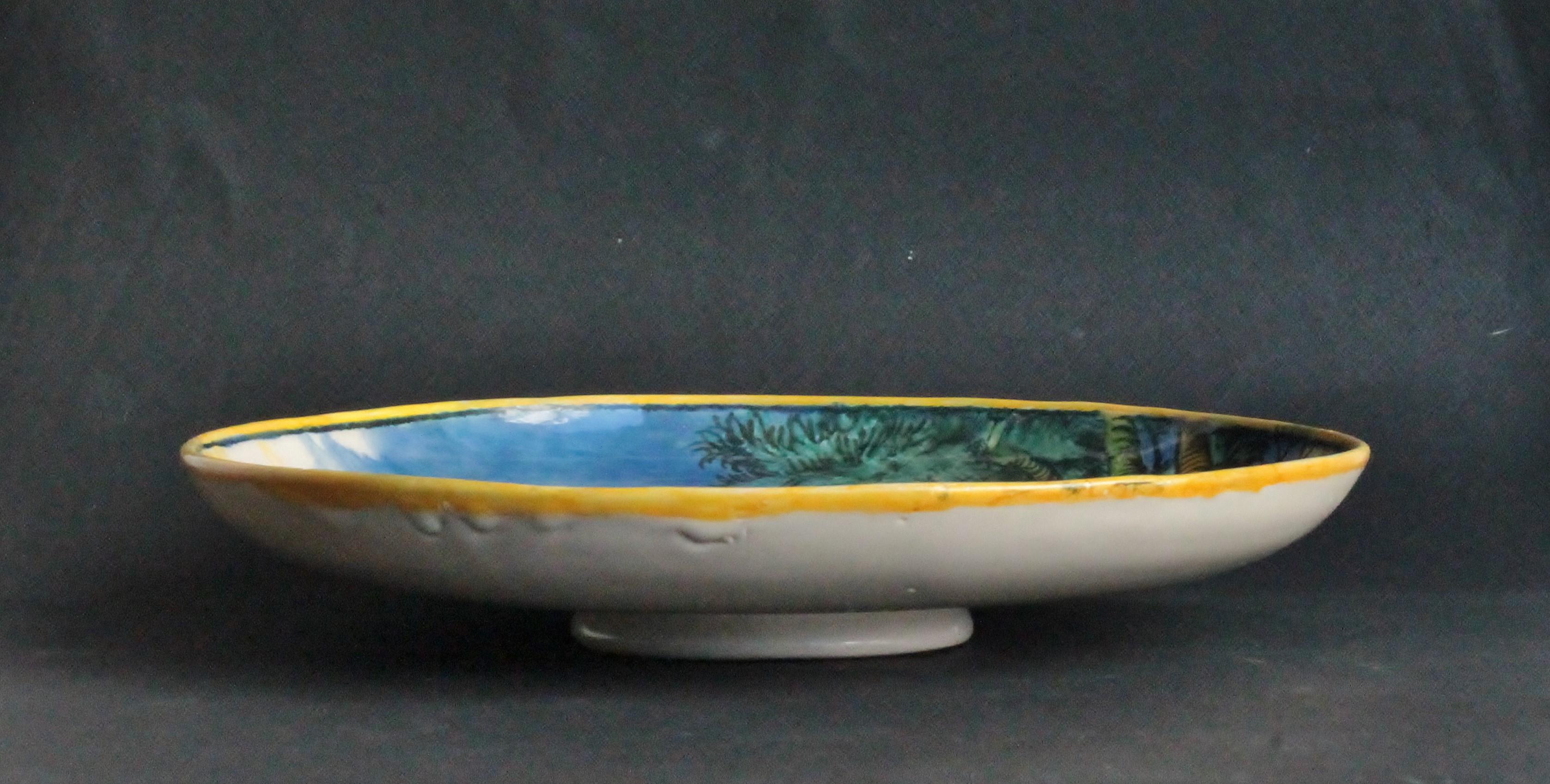 Venezia Maiolica Istoriato Footed Dish with a Soldier, circa 1550-1960 In Good Condition For Sale In Paris, FR