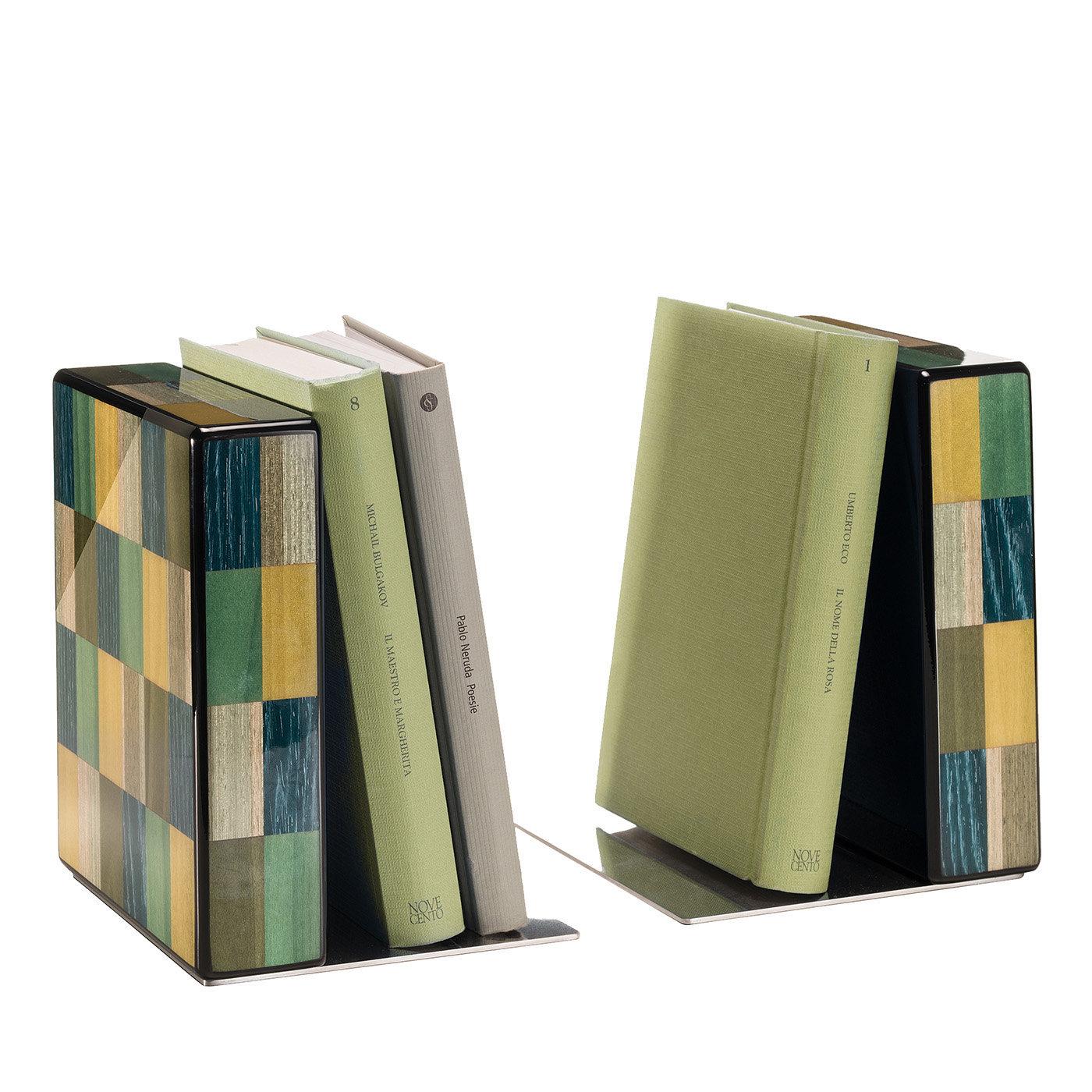 Esta pareja de sujetalibros, una espléndida forma de adornar una librería limpia y minimalista o tradicional, es un auténtico Objet d'art totalmente elaborado y chapado a mano. Fabricadas en madera, ambas piezas presentan incrustaciones con motivos