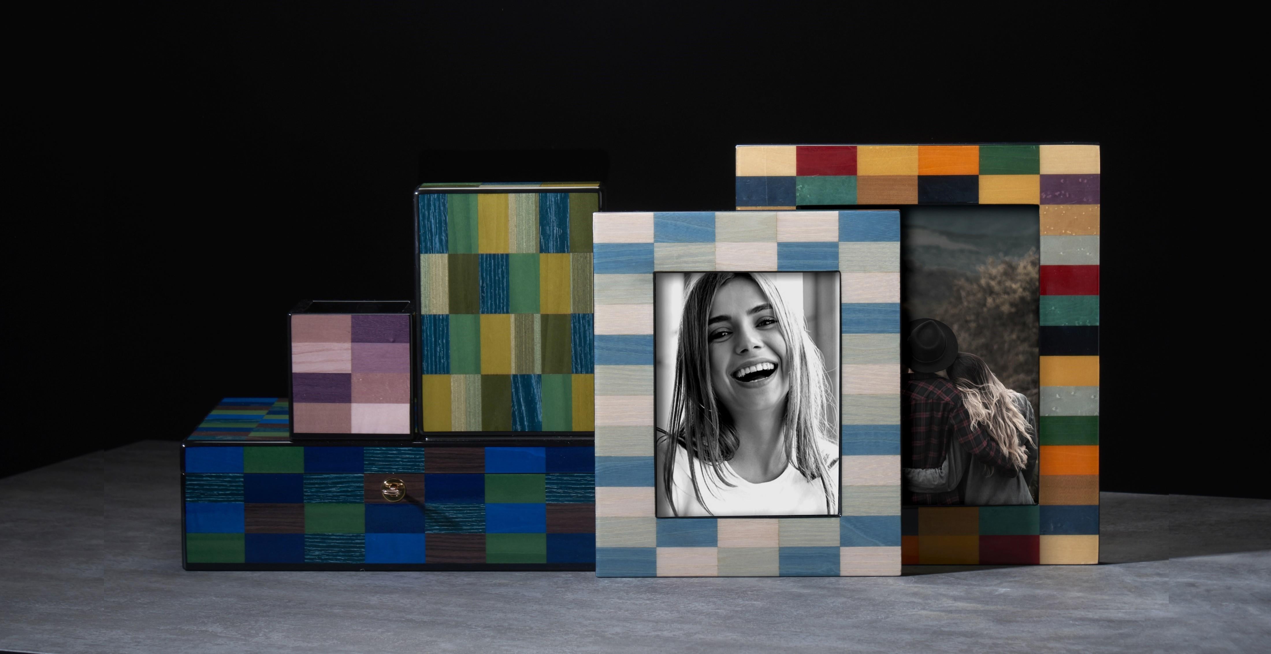 An original and elegant gift idea for a loved one, this photo frame is part of the Venezia Laguna Collection of design objects characterized by geometric motifs inspired by modern art. Entirely handcrafted from wood, this photo frame features a bold