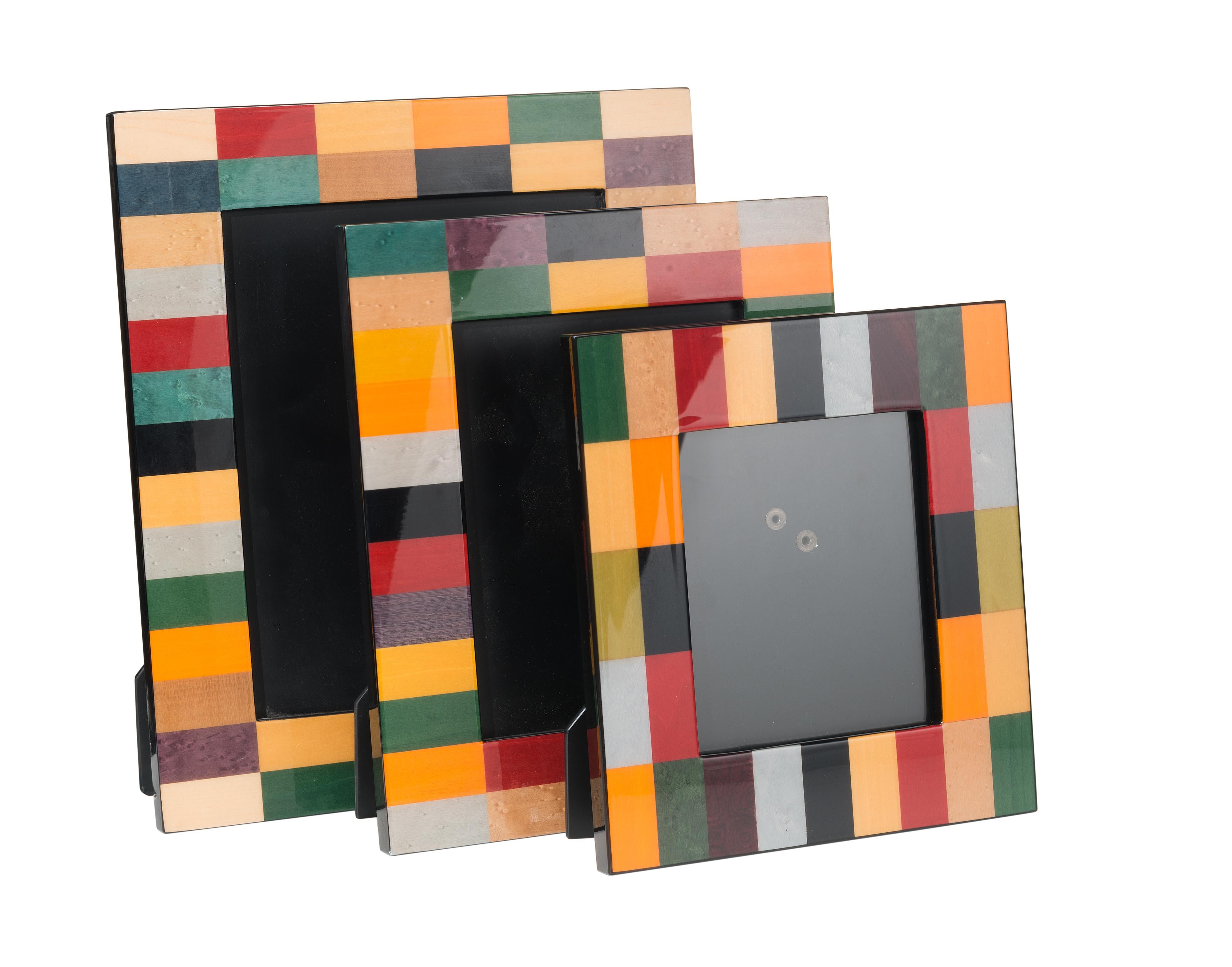 An original and elegant gift idea for a loved one, this photo frame is part of the Venezia Rialto Collection of design objects characterized by geometric motifs inspired by modern art and characterized by harlequin colours. Entirely handmade in